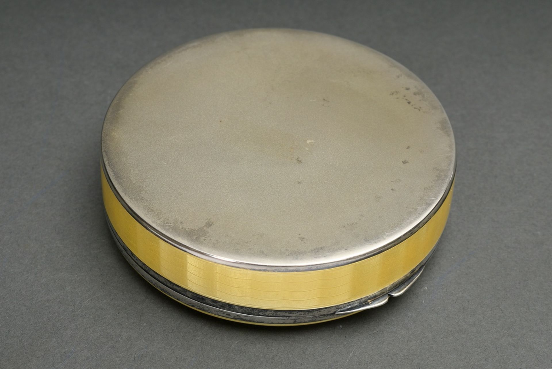 Runde Dose mit gelbem Guilloché Emaille, Ernst Gideon Bek/Pforzheim, um 1910/1920, Silber 935 innen - Bild 3 aus 4