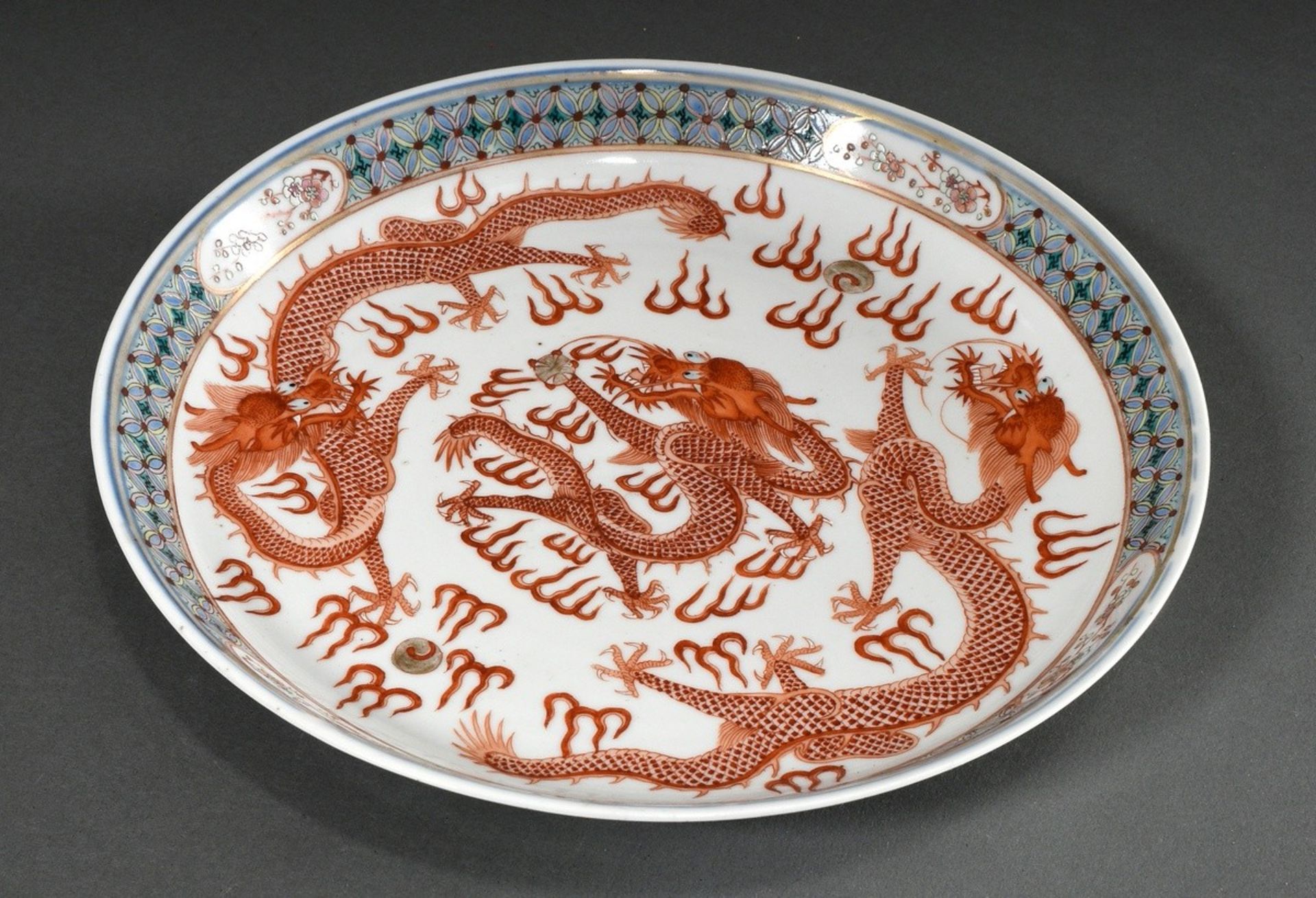 Chinese porcelain plate "Three 5-clawed dragons with flaming pearl", reserves and reverse with flor - Image 2 of 7