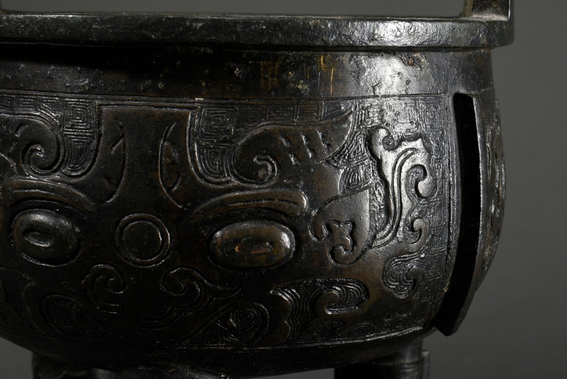 Chinesischer Bronze Censer auf drei hohen Beinen, umlaufend 3 Felder mit stilisierten archaischen T - Bild 3 aus 6