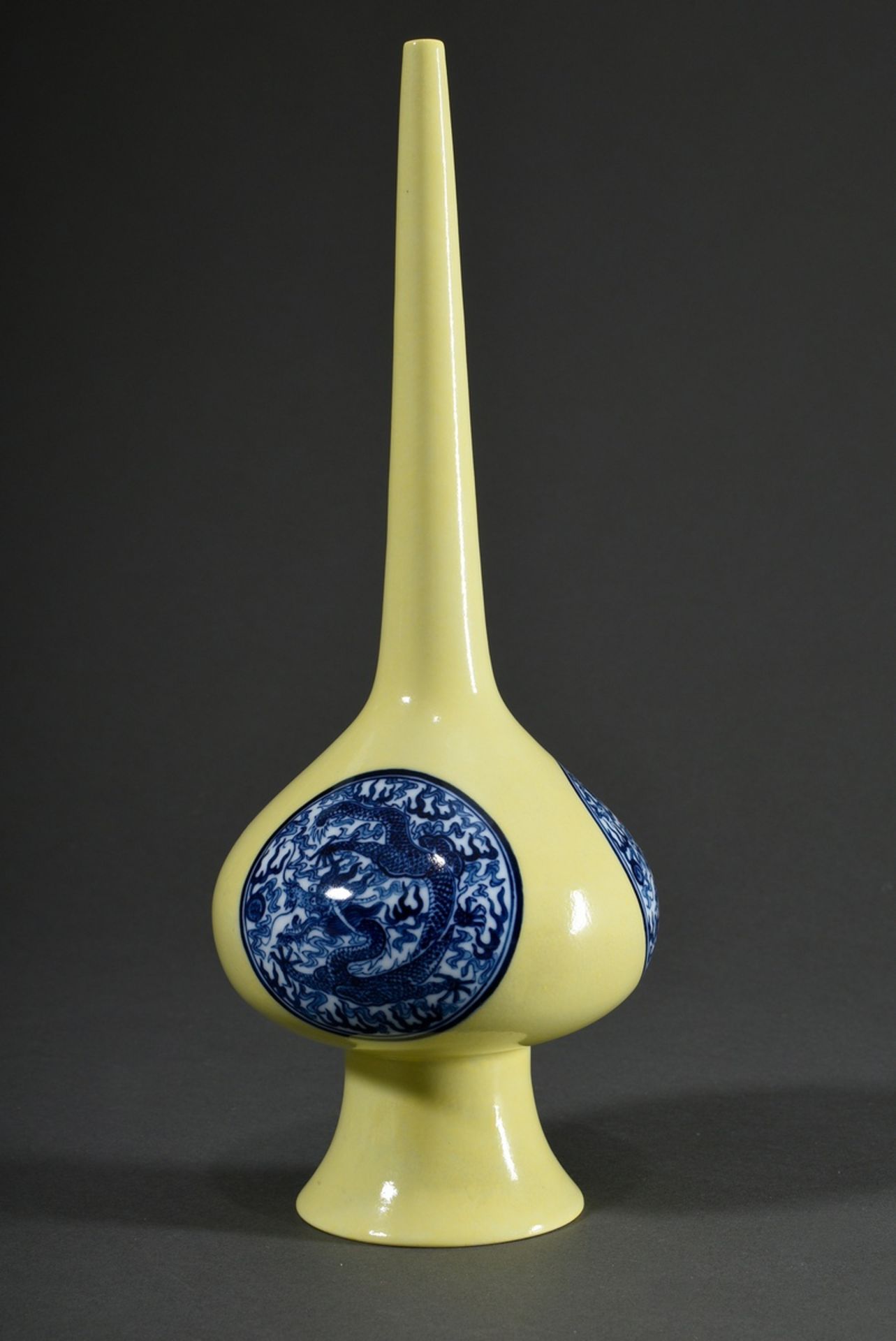 Porcelain rose water sprinkler with three finely painted blue cartouches "5-clawed dragon", on a le - Image 2 of 5