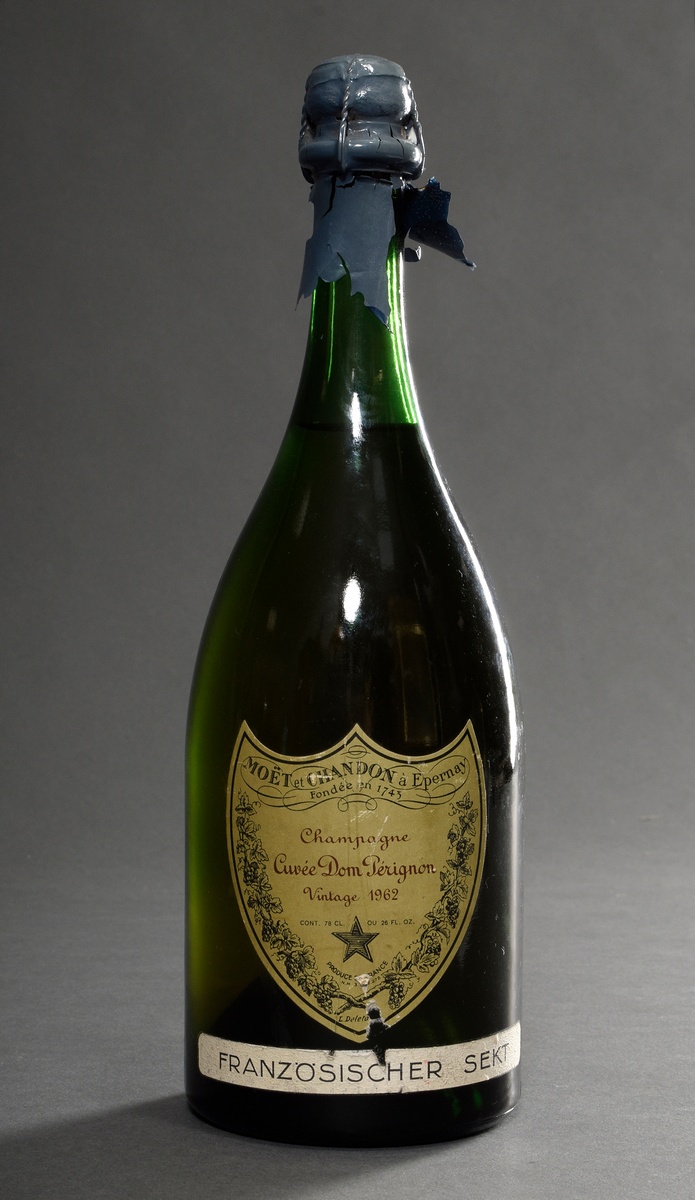 Bottle 1962 Champagne "Moet Chandon Champagne Cuvée Dom Perignon", marked "French sparkling wine", 