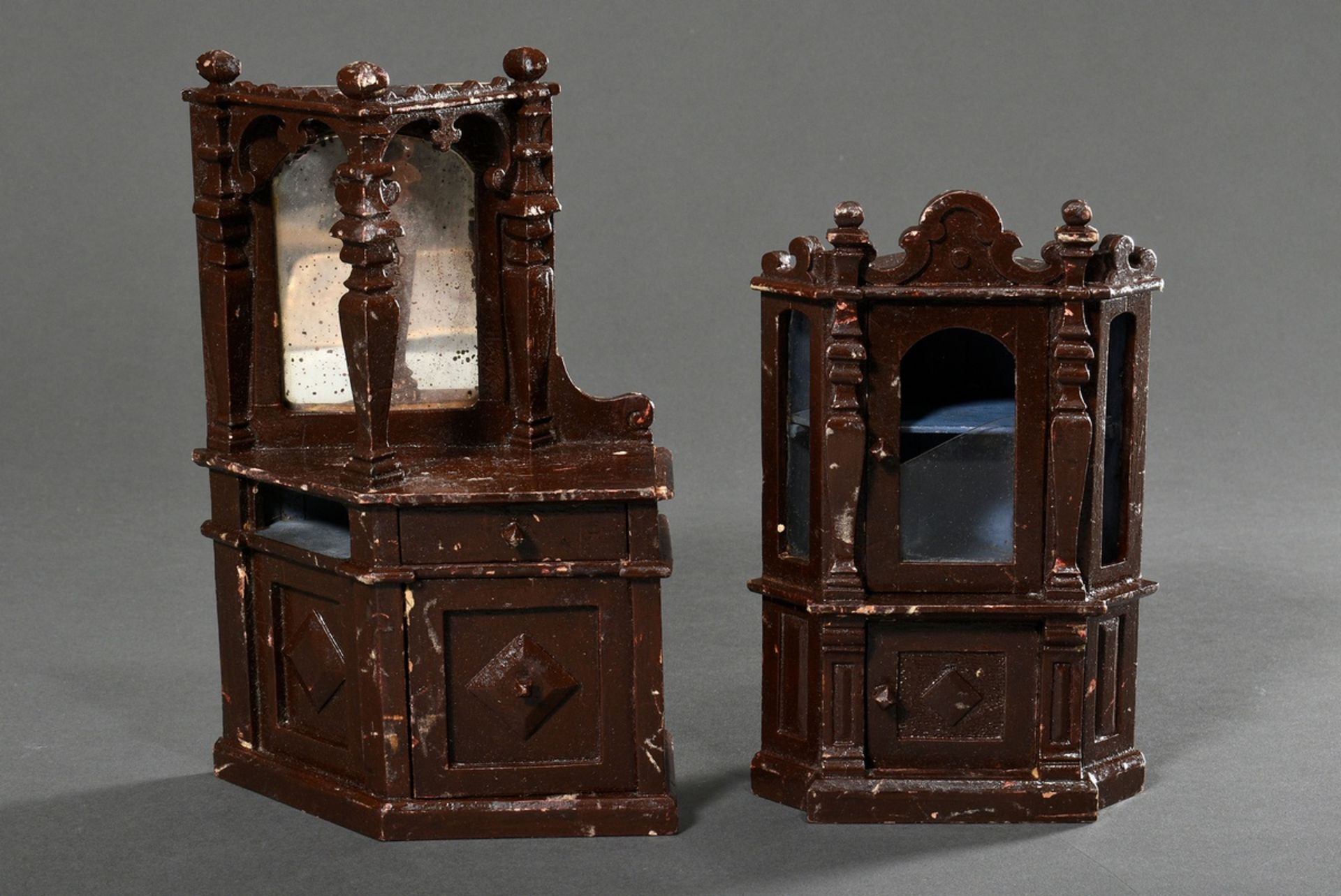 Konvolut Puppenstuben Interieur, u.a.: Salonmöbel, Opernglas, Uhr, Heiligenfigur unter Glasstürz, W - Bild 12 aus 13