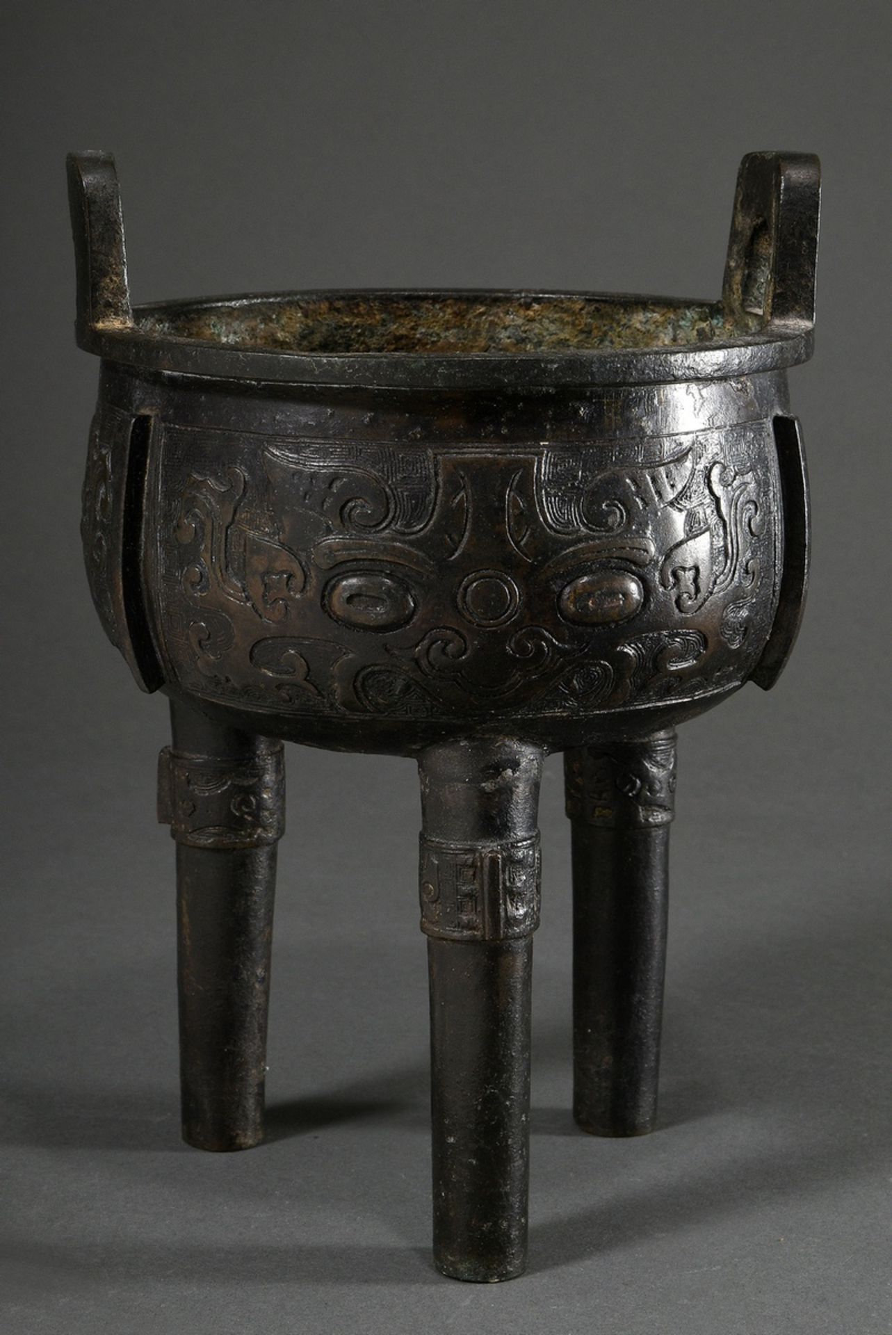 Chinesischer Bronze Censer auf drei hohen Beinen, umlaufend 3 Felder mit stilisierten archaischen T