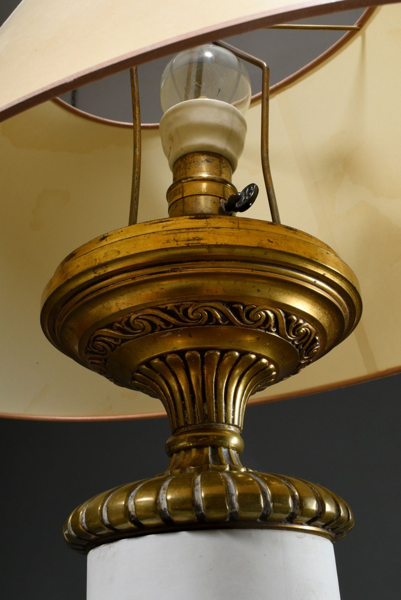 Historismus Tischlampe mit reliefiertem Biskuitporzellan Zylinder „Raub der Helena“ in Bronze Monti - Bild 4 aus 6