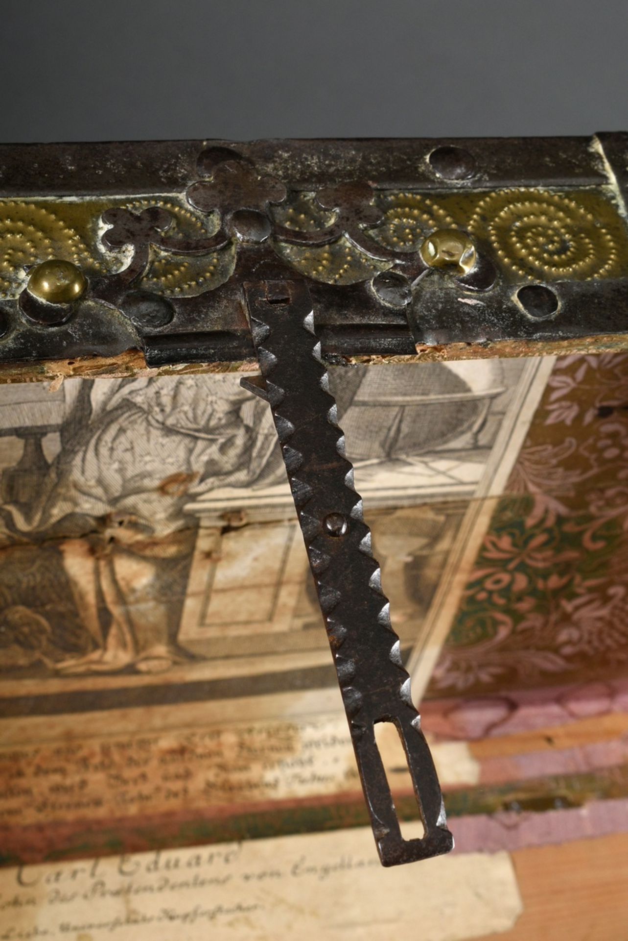 Antike Schmuckschatulle mit floral punzierter Messingverkleidung, Eisenbändern und -nägeln, innen 6 - Bild 5 aus 14