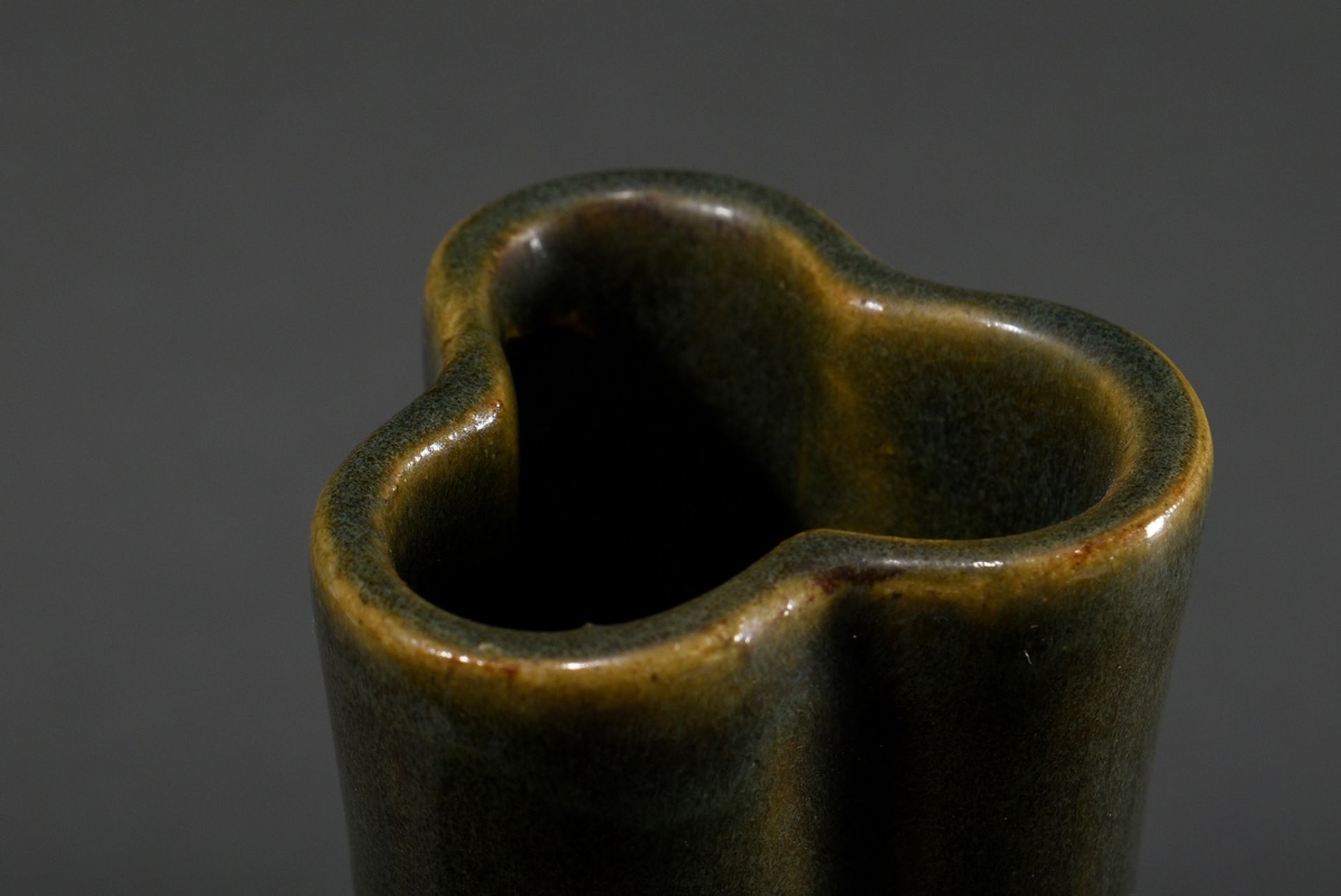 Dreipassige Keramik Vase mit dunkler Teadust Glasur, China, Qing Dynastie, H. 25,4cm - Bild 3 aus 4