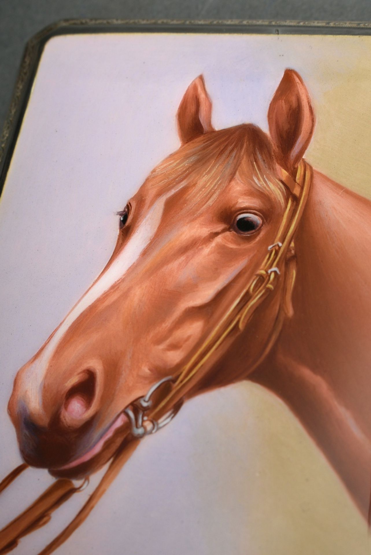 Zigarettenetui mit feiner polychromer Emaille Malerei „Pferdekopf“ und ornamentalem Guilloche Dekor - Bild 5 aus 5
