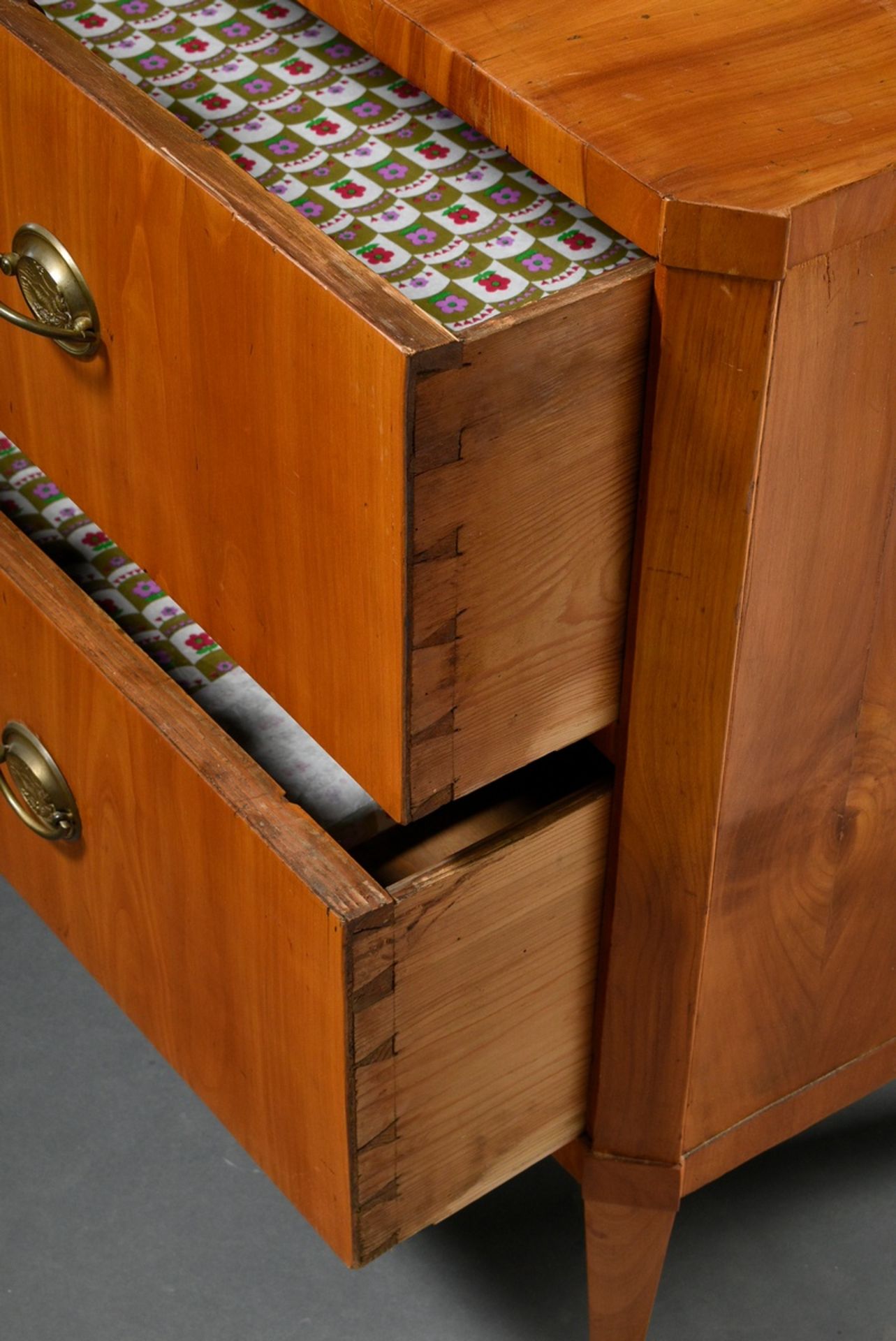 Two-bay chest of drawers in a simple façon, cherry/softwood veneer, body with bevelled corners, on  - Image 6 of 8