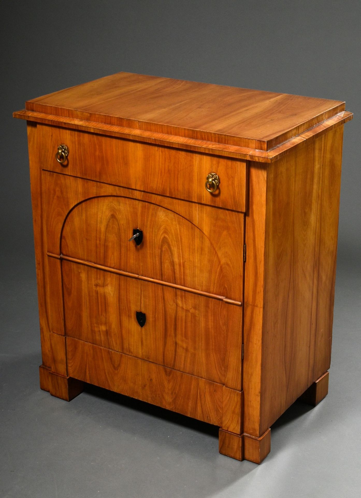 Small console dresser with segmental arch in the door, cherry/softwood veneer, 1st quarter 19th c.,