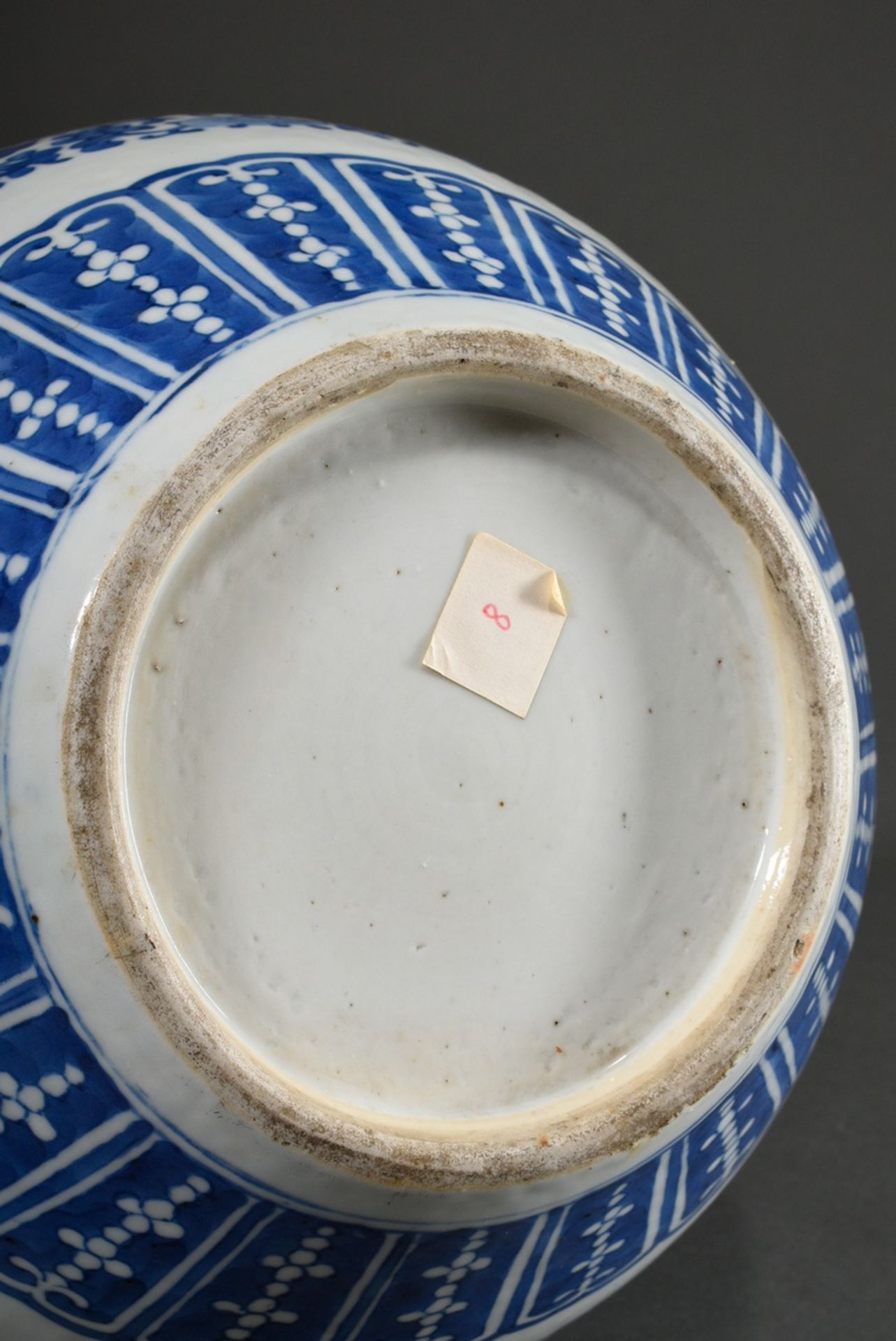 Chinese Tianqiuping porcelain vase with floral blue-and-white painting decoration "vine borders and - Image 4 of 4