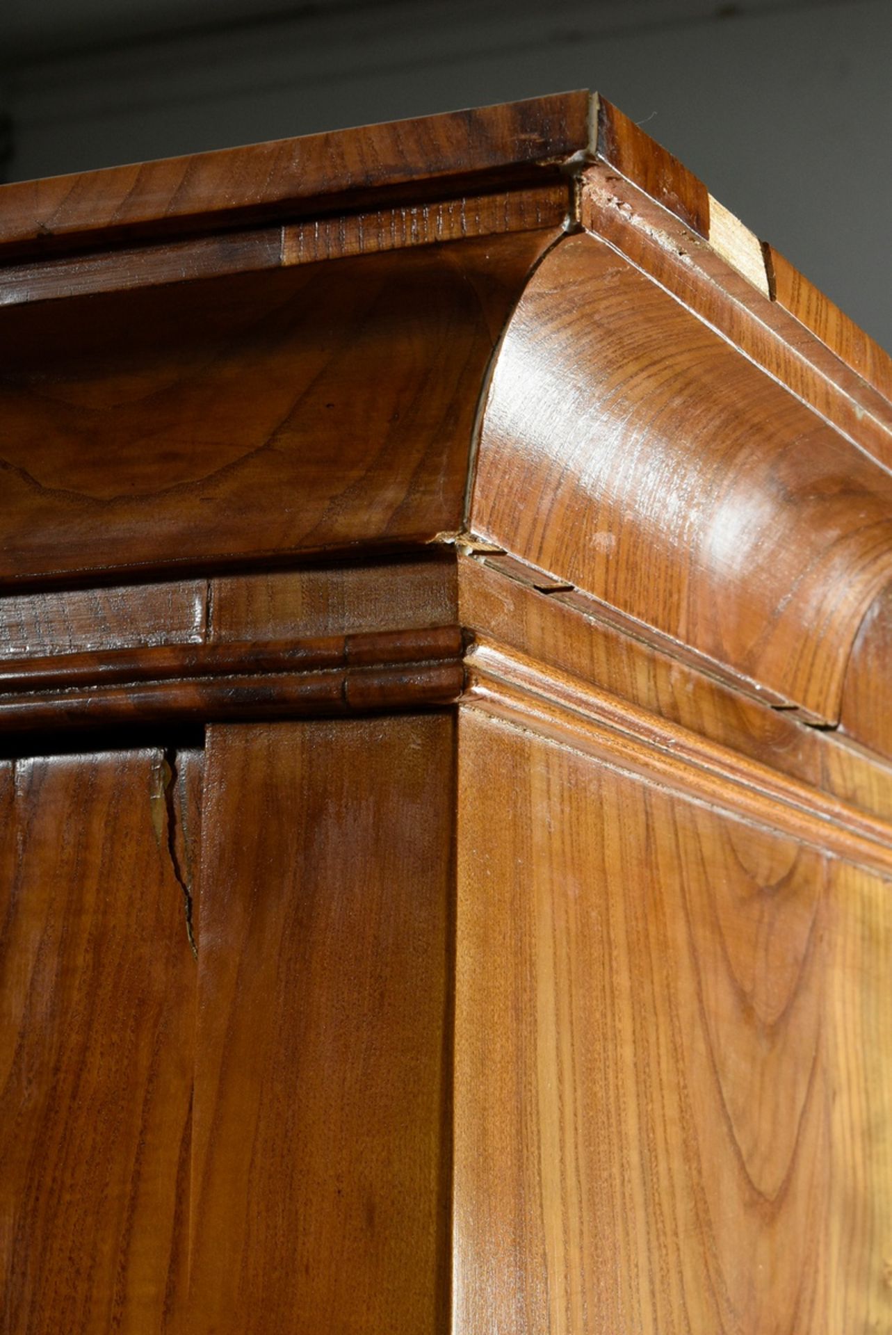 Narrow Biedermeier showcase with half glazed doors and arched struts, ash veneered on softwood, 192 - Image 5 of 7