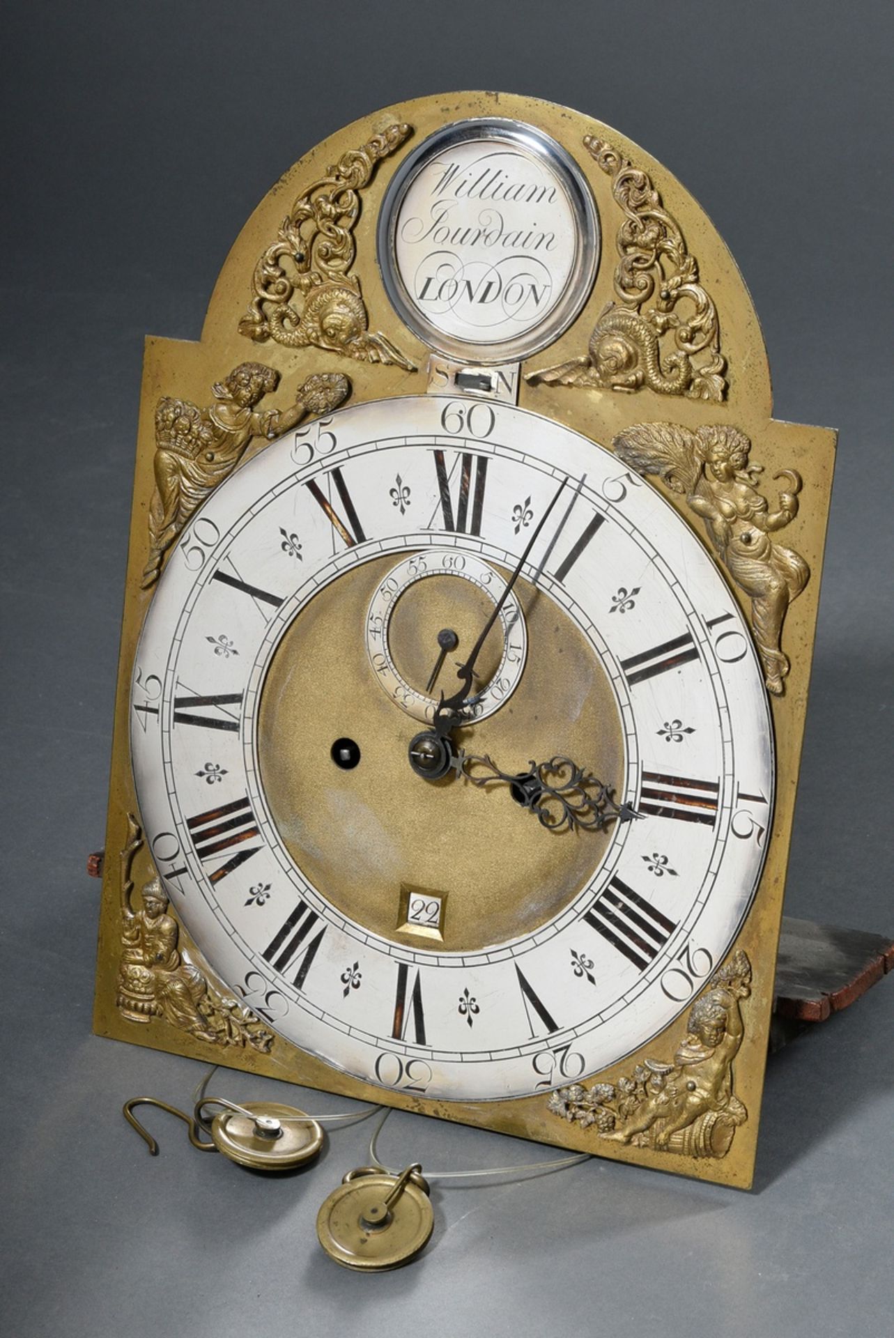 Englische Mahagoni Standuhr in Mahagoni Uhrenkasten mit ornamental gesägten Gittern sowie feuerverg - Bild 6 aus 13