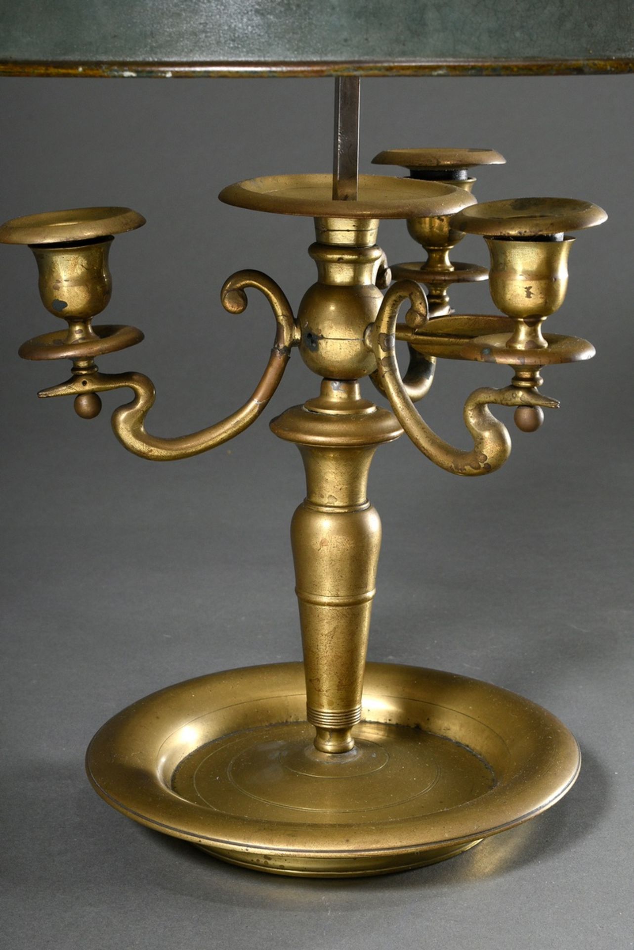 Yellow cast bouillotte in simple form with 3 height-adjustable candelabra arms and the same green p - Image 2 of 6