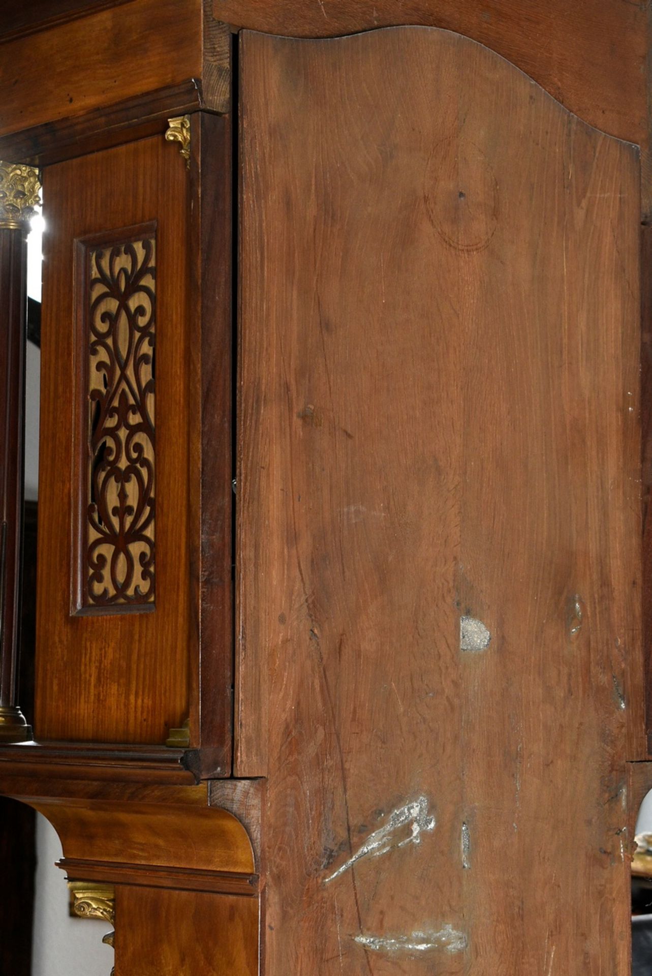 Englische Mahagoni Standuhr in Mahagoni Uhrenkasten mit ornamental gesägten Gittern sowie feuerverg - Bild 13 aus 13