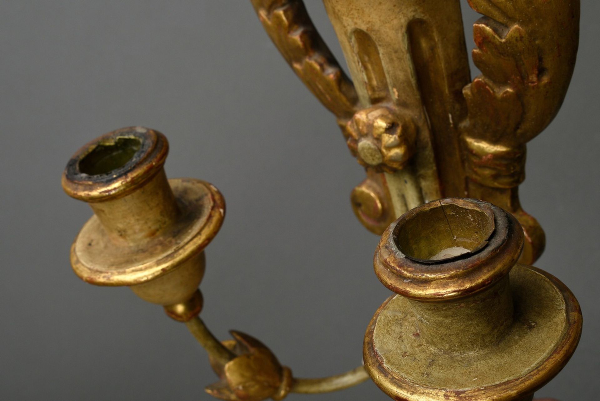 Zweiflammiger Wandarm im klassizistischen Stil „Pfeilköcher“, Holz geschnitzt und vergoldet, H. 42c - Bild 3 aus 4