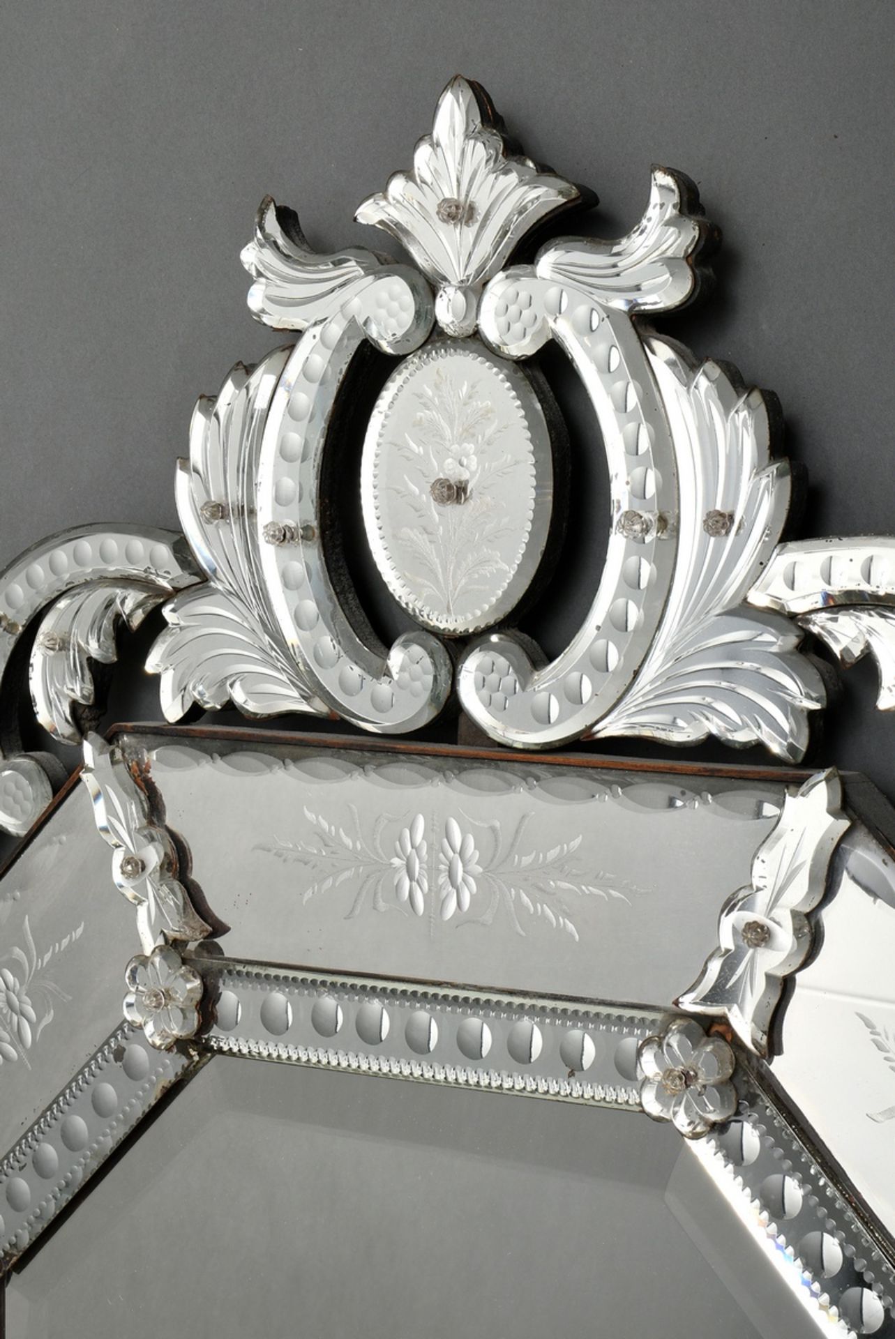 Venetian mirror with vegetal top and cut ornaments, inner mirror glass faceted, outer mirror glass  - Image 3 of 6
