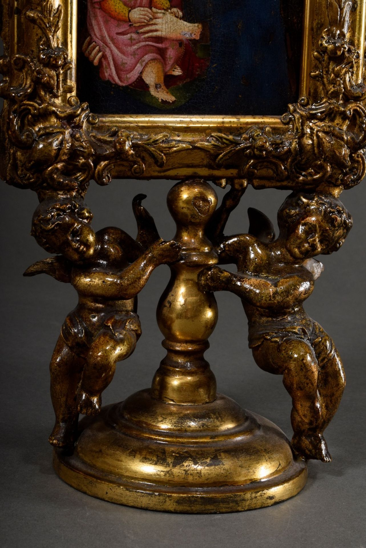 Sakrales Tafelbild "Muttergottes" in figürlichem Präsentoir mit zwei Engeln, Holz vergoldet, 18./19 - Bild 2 aus 5