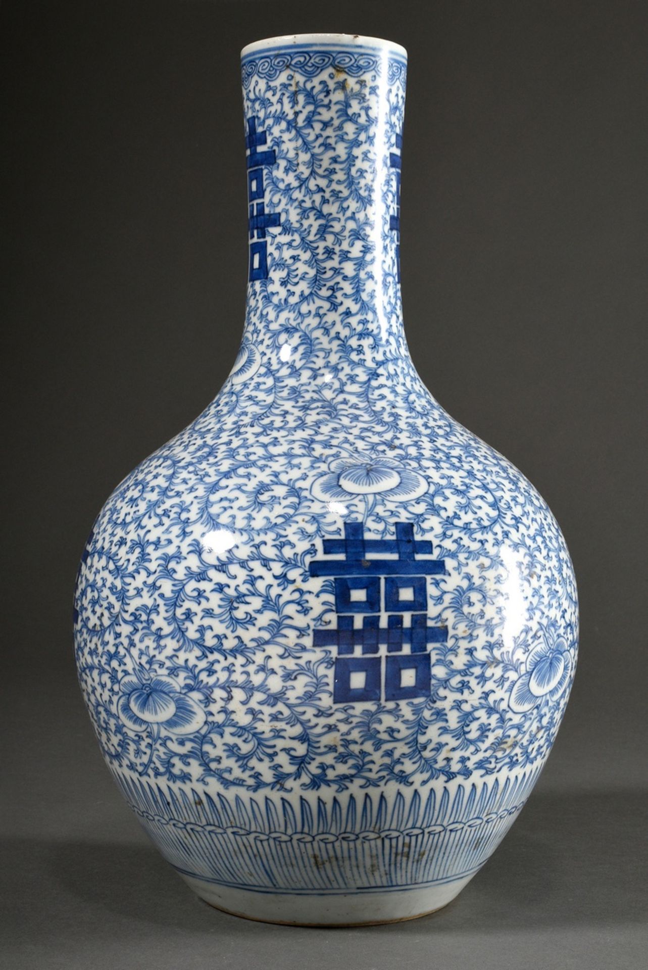 Chinesische Tianqiuping Porzellan Vase mit floralem Blaumalerei Dekor "Ranken" und Schriftzeichen "