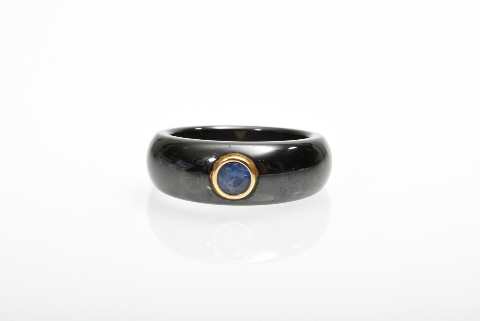 Carbon ring with polished surface and set sapphire in yellow gold 750 bezel setting, 6g, size 54 - Image 3 of 4