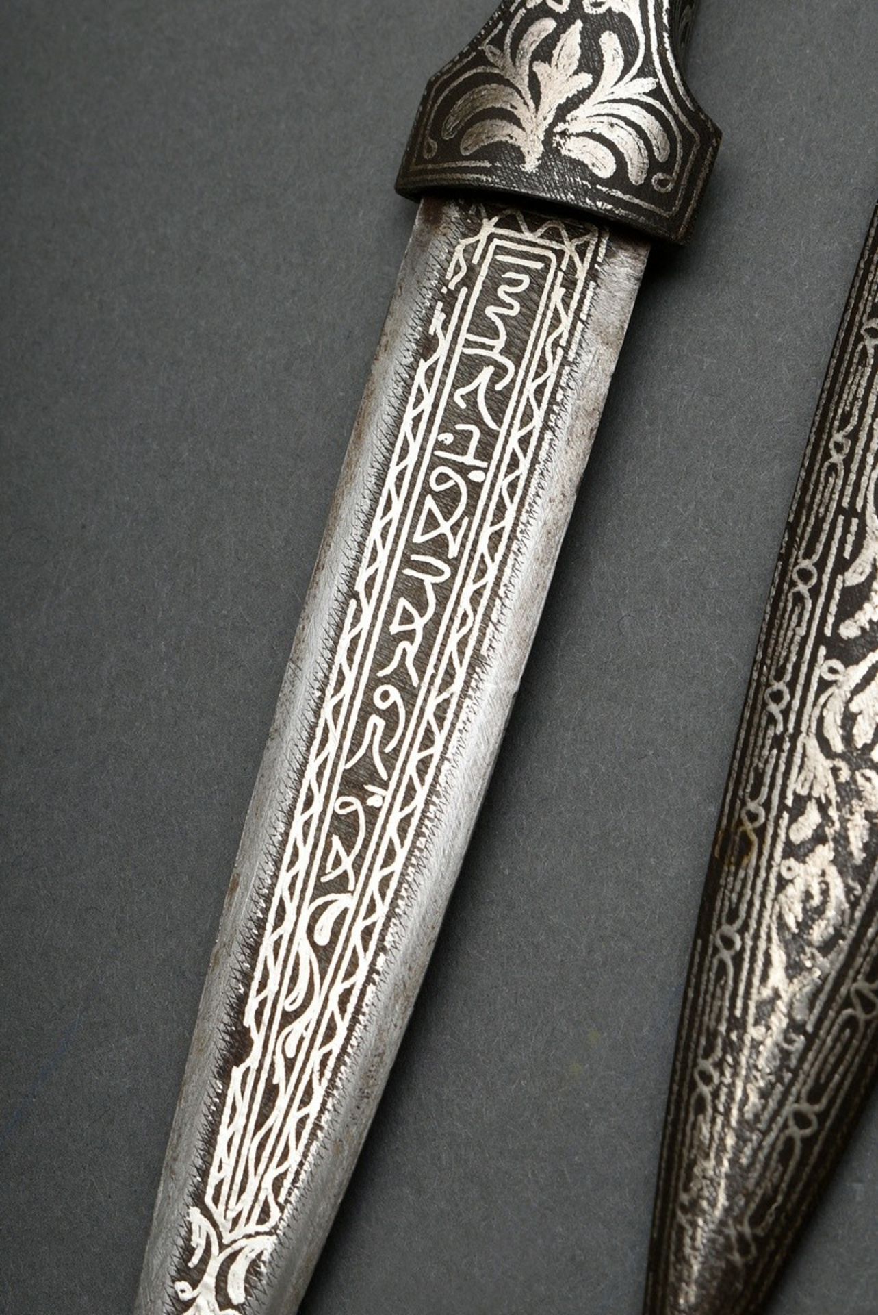 Mughal dagger with silver-inlaid floral motif on handle and scabbard and double-edged blade with in - Image 4 of 6
