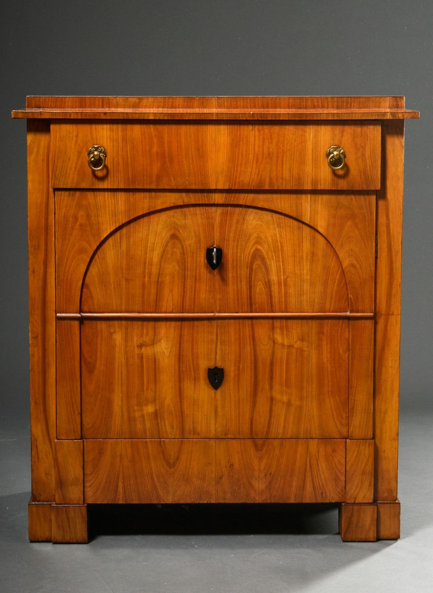 Small console dresser with segmental arch in the door, cherry/softwood veneer, 1st quarter 19th c., - Image 2 of 6