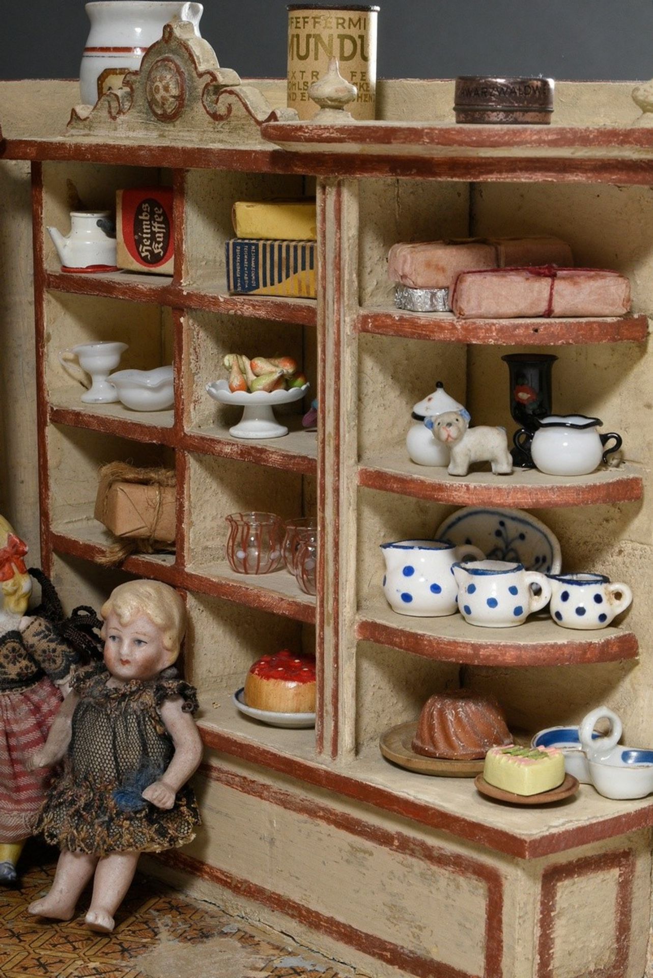 Dolls' shop with dolls and rich interior: e.g. pewter plates, glass bottles, porcelain jugs, around - Image 3 of 14