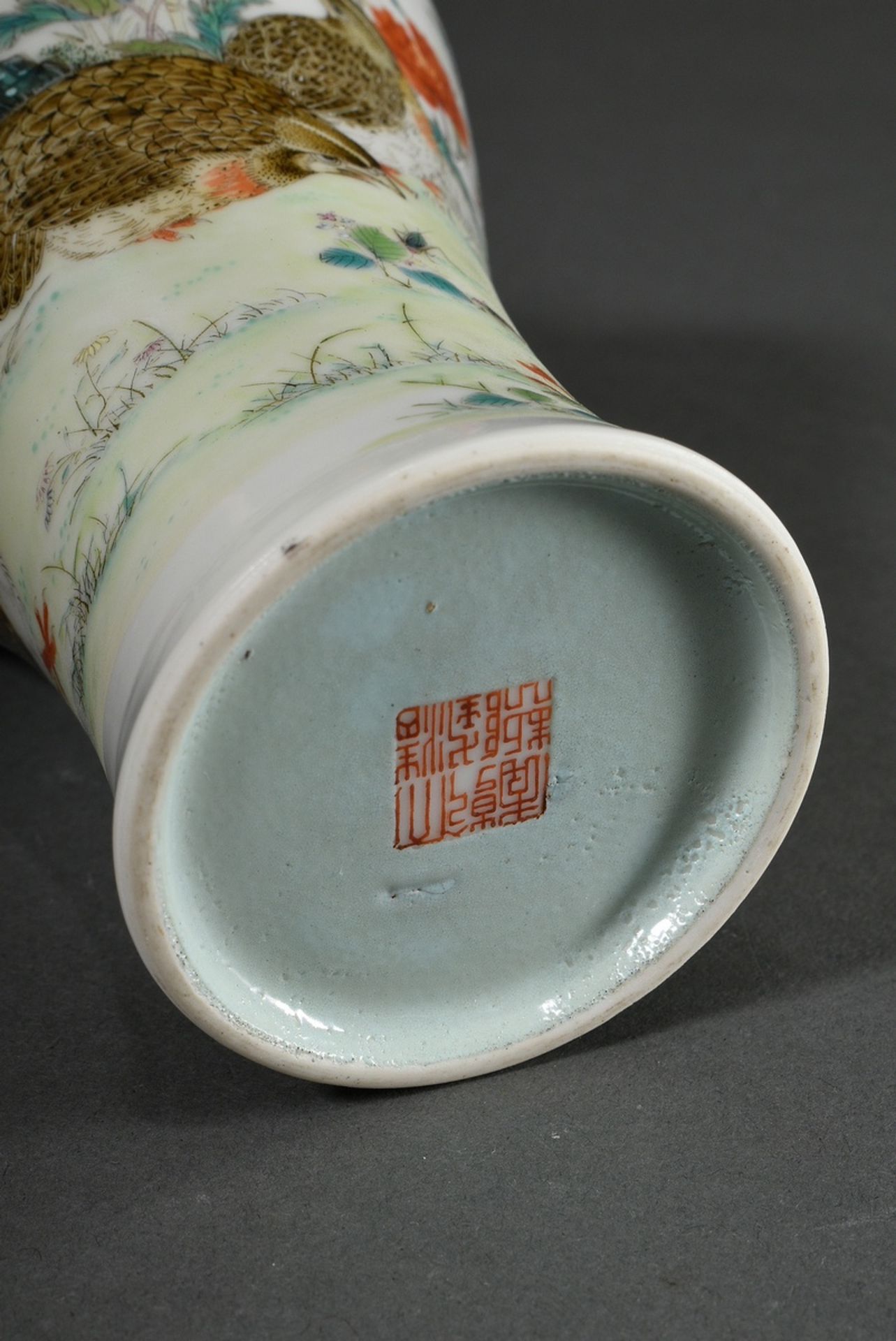 Meiping Vase mit lupenfeiner polychromer Emaille-Malerei „Wachteln in Landschaft“, diverse Blumen,  - Bild 7 aus 7