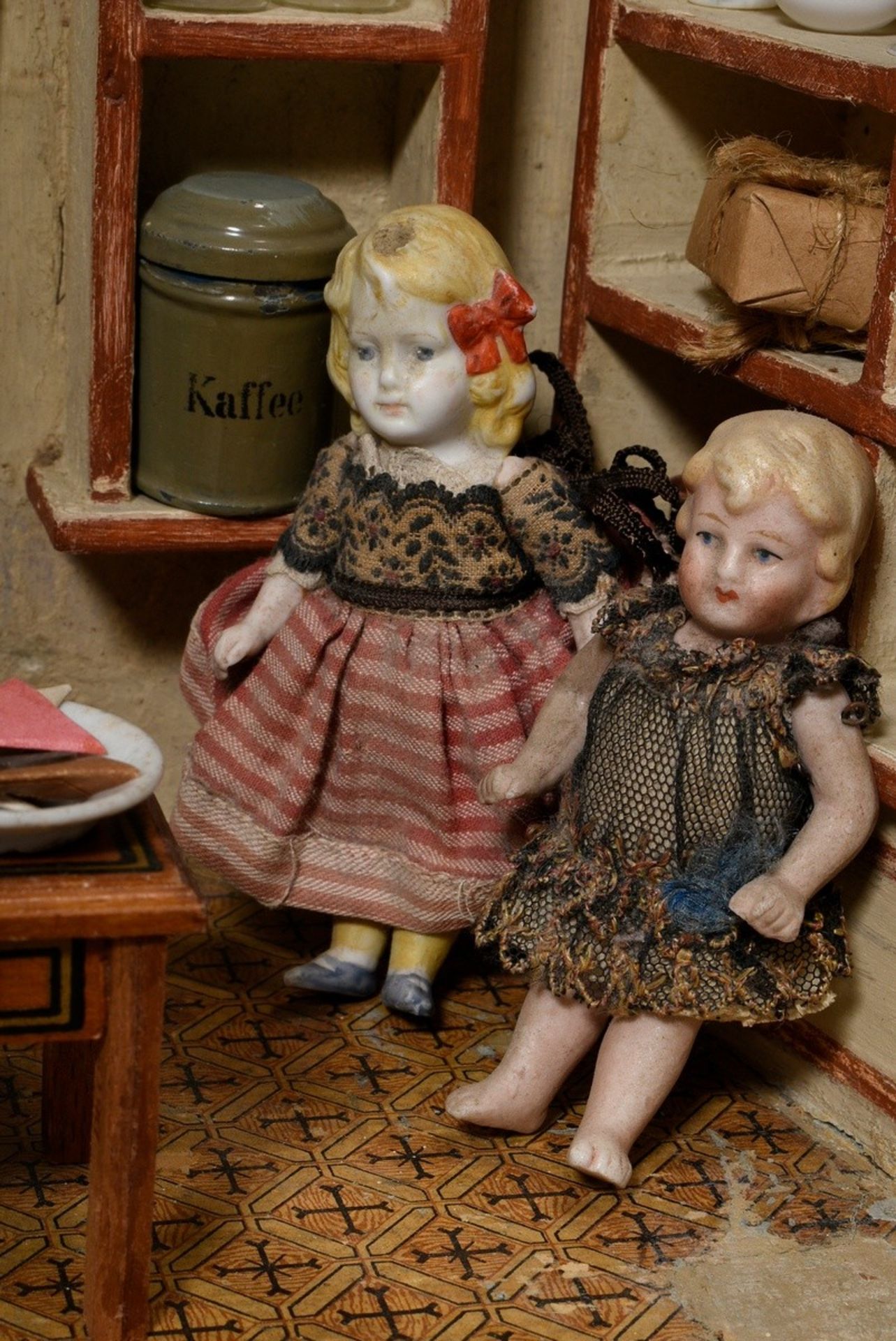 Dolls' shop with dolls and rich interior: e.g. pewter plates, glass bottles, porcelain jugs, around - Image 4 of 14