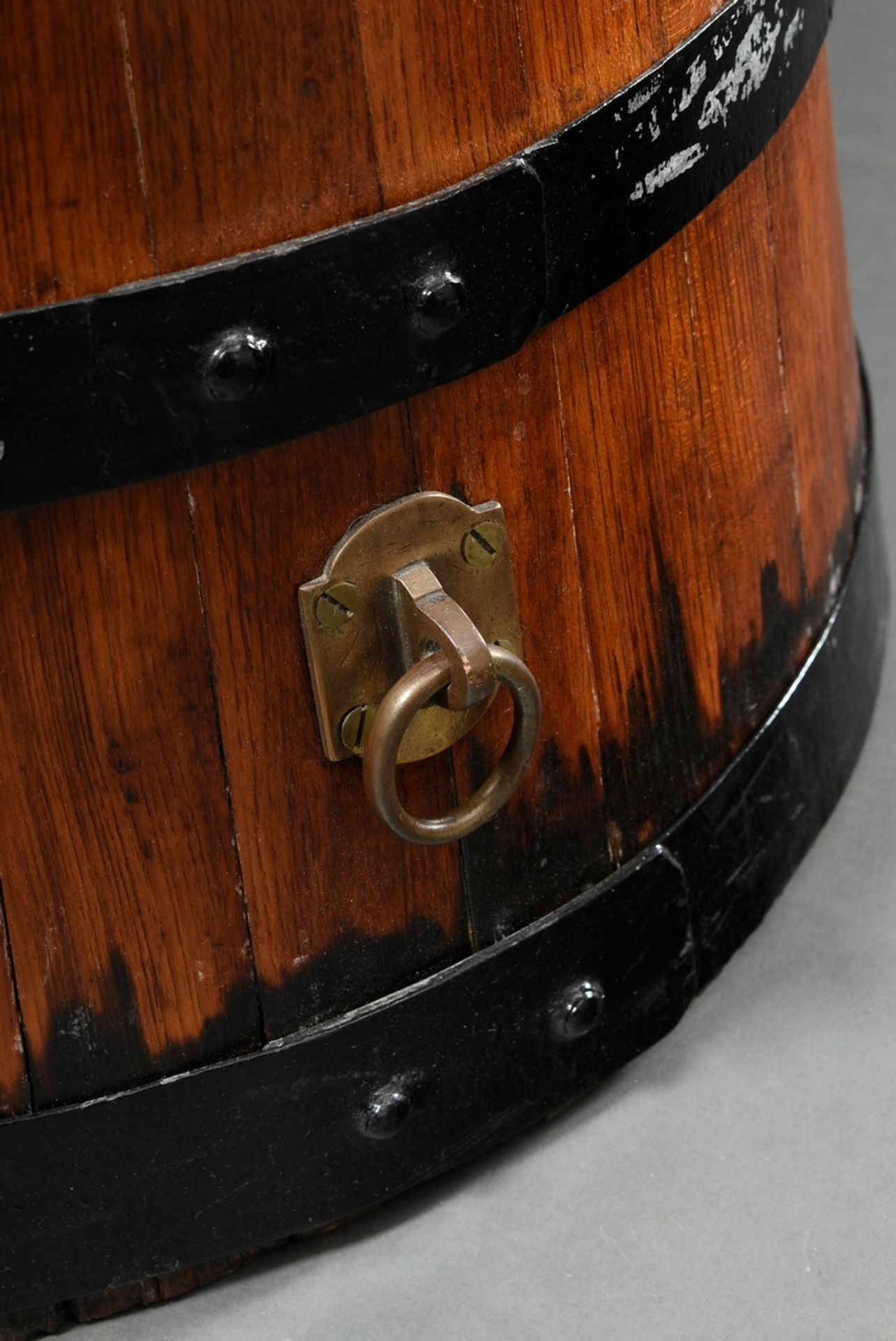 Bound wooden barrel for storage of ship's stores, 18th/19th c., oak with brass fittings and black l - Image 3 of 4