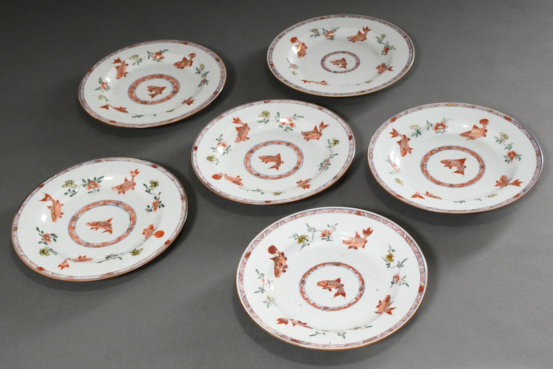 6 Various Wucai Chine de Command Plates "Carp and Flower Decor", partial gilding, China QIng Dynast - Image 4 of 6