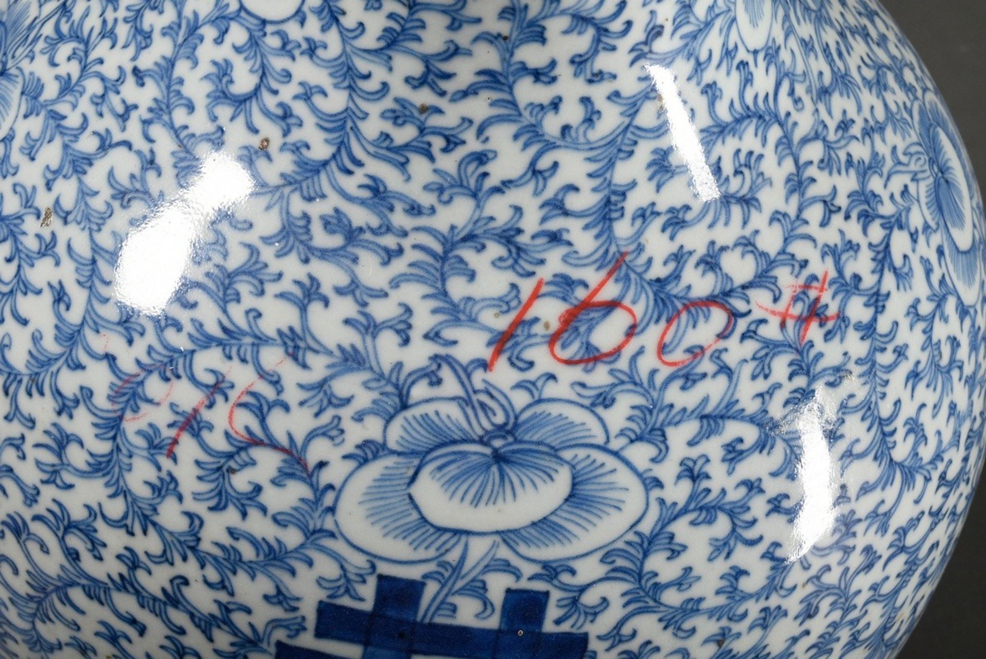 Chinesische Tianqiuping Porzellan Vase mit floralem Blaumalerei Dekor "Ranken" und Schriftzeichen " - Bild 2 aus 4