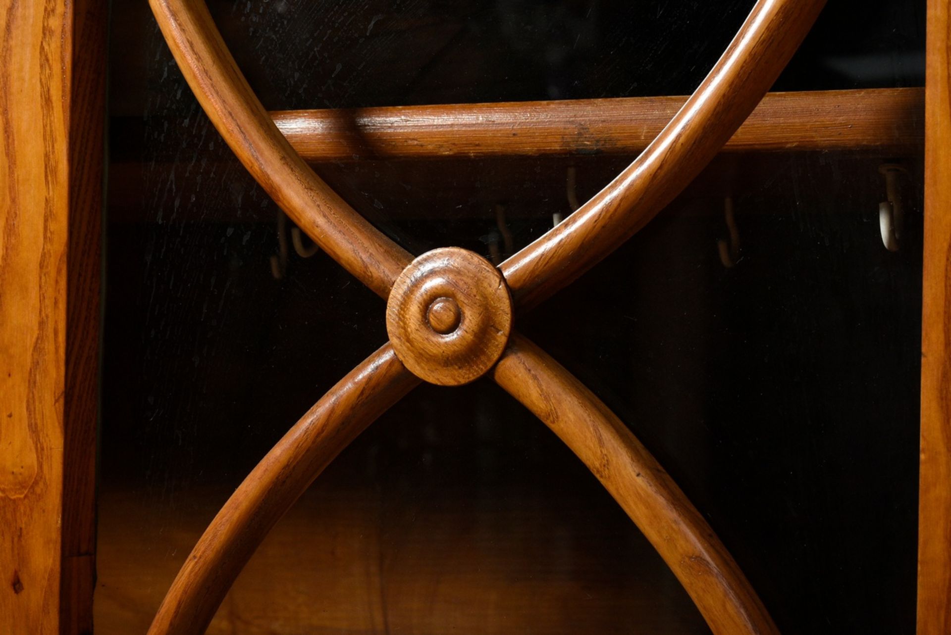 Narrow Biedermeier showcase with half glazed doors and arched struts, ash veneered on softwood, 192 - Image 4 of 7