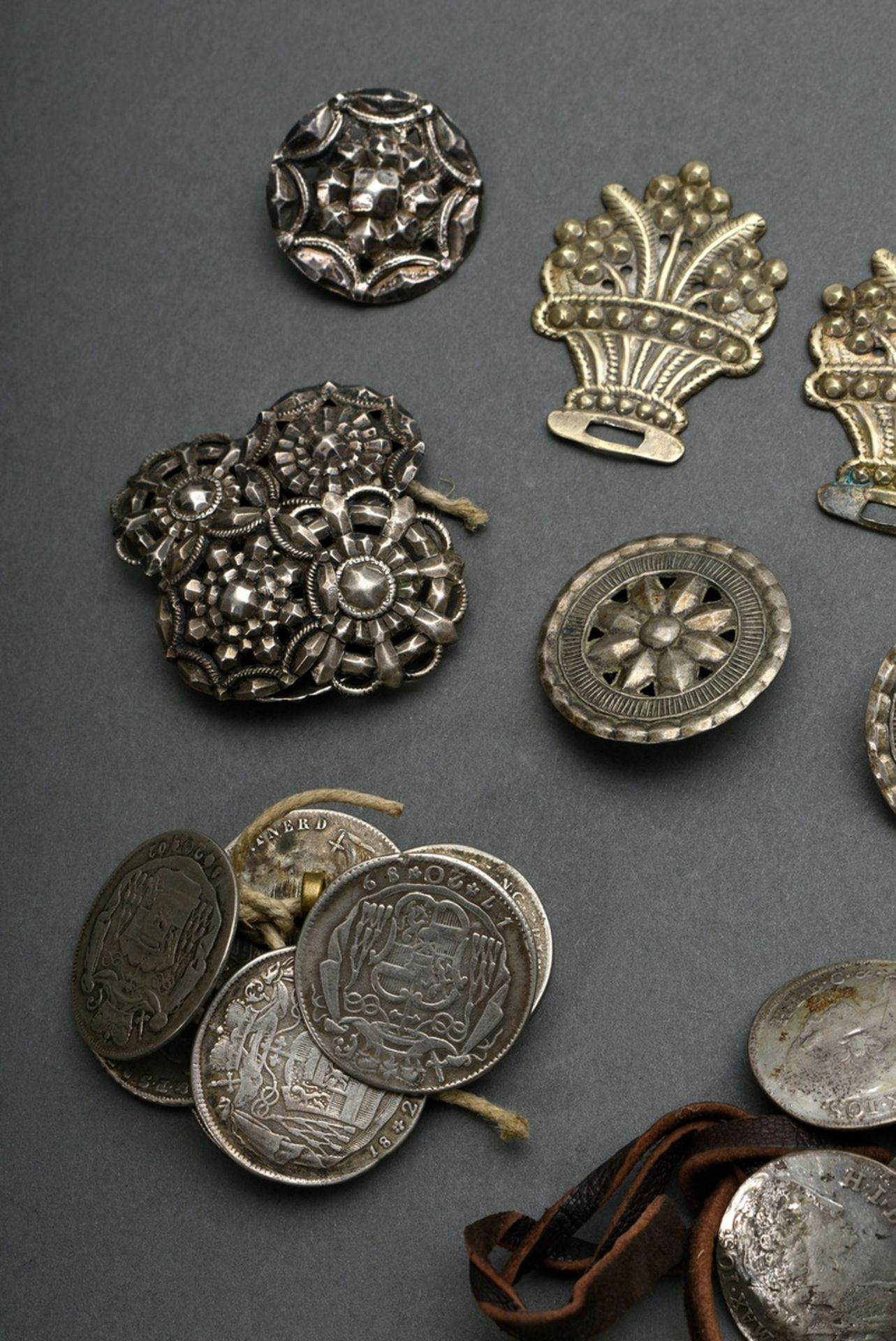 Konvolut diverse Schnallen und Knöpfe mit Diamant Trompe l'oeil, Münzen und Wappen, 18.Jh., Silber  - Bild 2 aus 3