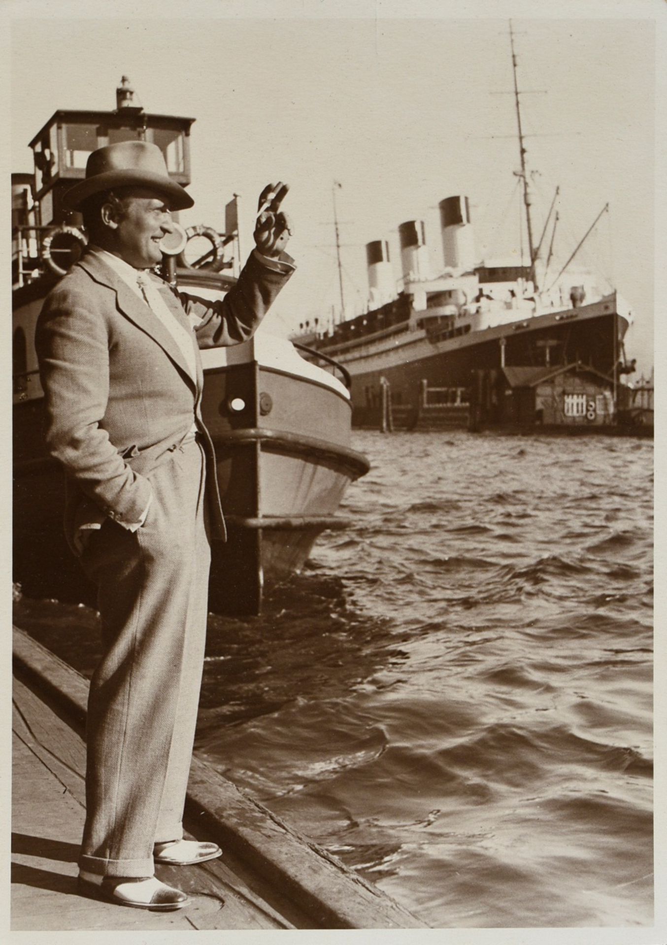 9 Schorer, Joseph (1894-1946) "Hamburg motifs (sailors, workers, Hans Albers)", photographs mounted - Image 12 of 20