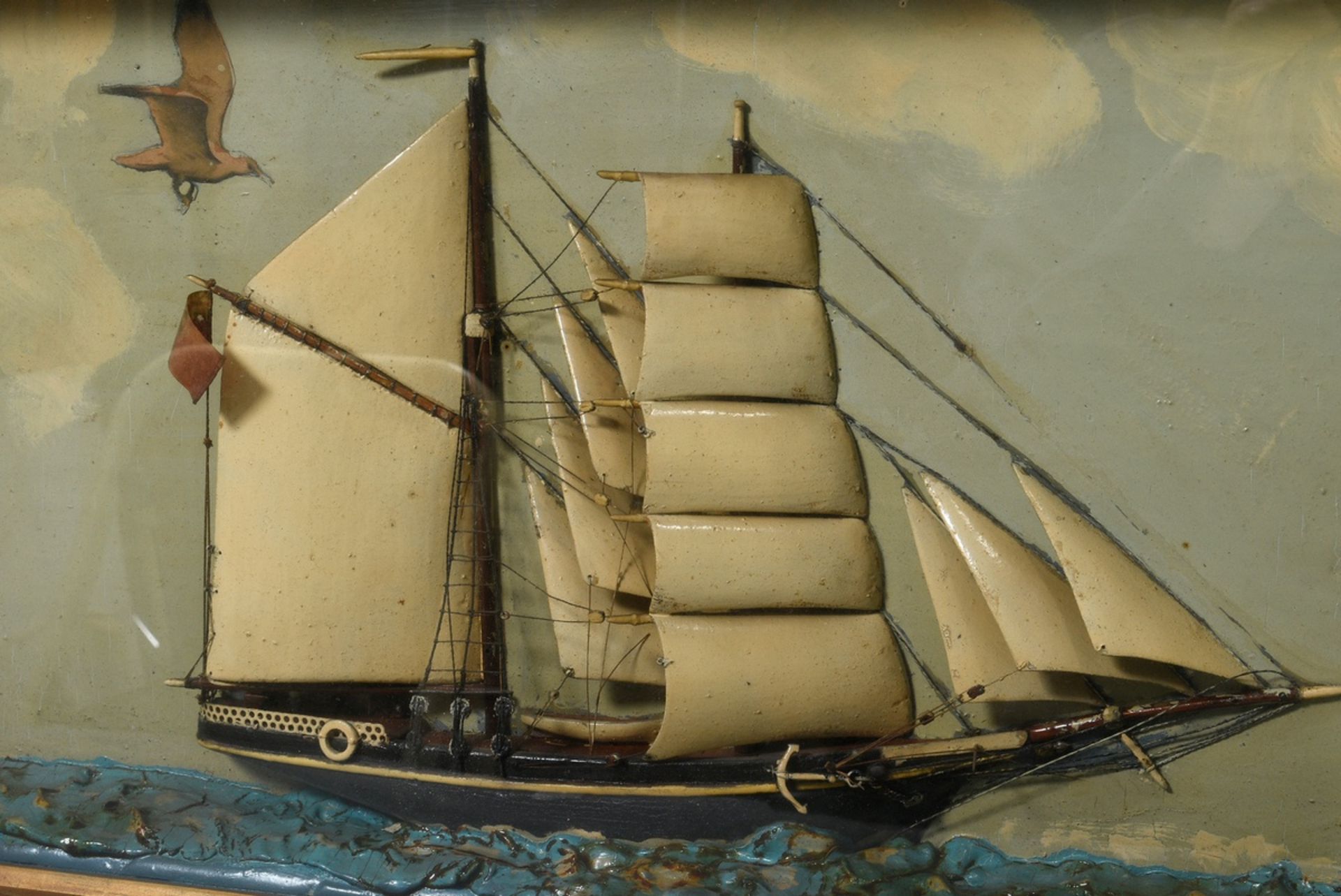 Diorama mit Schiffs-Halbmodel "Britischer Zweimaster mit Möwen", England Anf. 20.Jh., mit Ahorn-Rah - Bild 2 aus 5