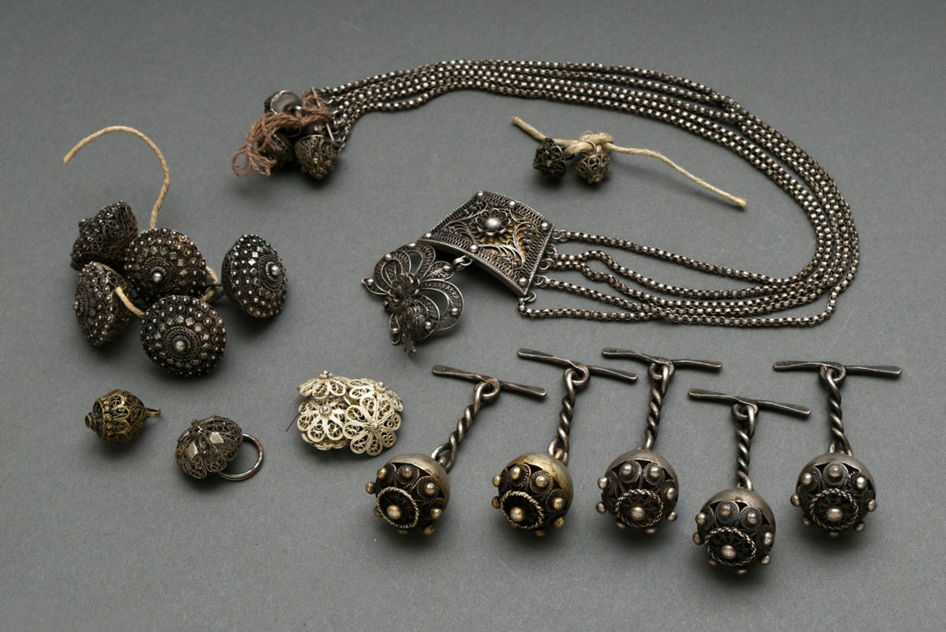 Konvolut diverse Filigran Trachtenknöpfe in Halbkugelform und 5reihiges Collier mit floralem Mittel - Bild 4 aus 5