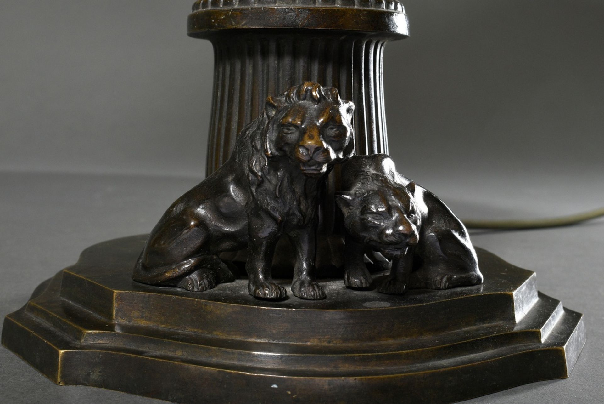 Lamp with bronze base in column form with alternating ornamental and figural friezes "Angels", "Mas - Image 6 of 6
