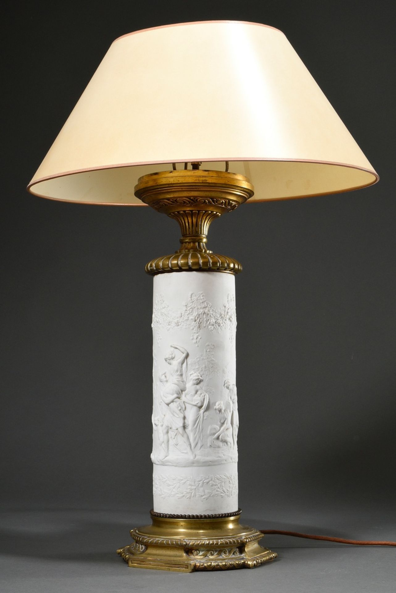 Historismus Tischlampe mit reliefiertem Biskuitporzellan Zylinder „Raub der Helena“ in Bronze Monti