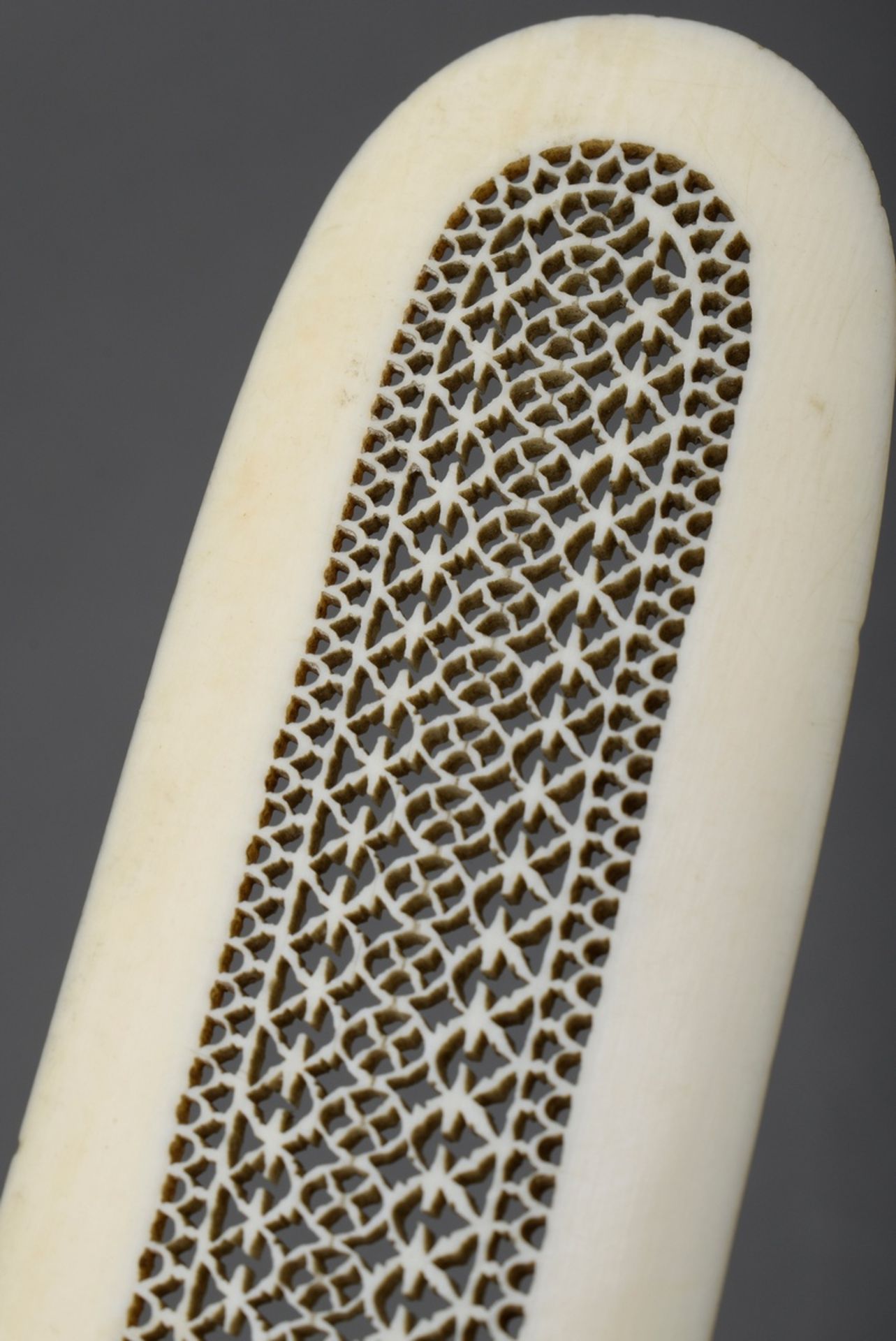 Indian ivory letter opener in ornamentally sawn openwork, 19th century, l. 24cm, licence according - Image 3 of 4