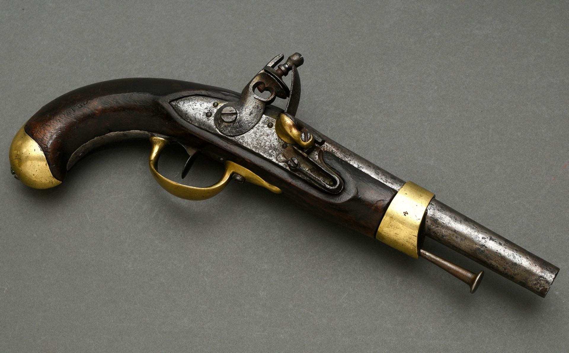 Einfache Vorderlader Steinschloss Pistole mit Metall Ladestock, 18.Jh., L. 35cm, versch. Marken im 