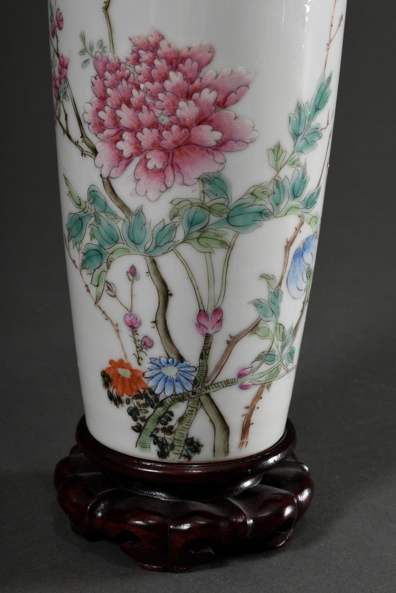 Meiping Vase mit zarter Famille Rose Malerei „Päonie, Kirschblüte und Chrysantheme", - Bild 2 aus 6