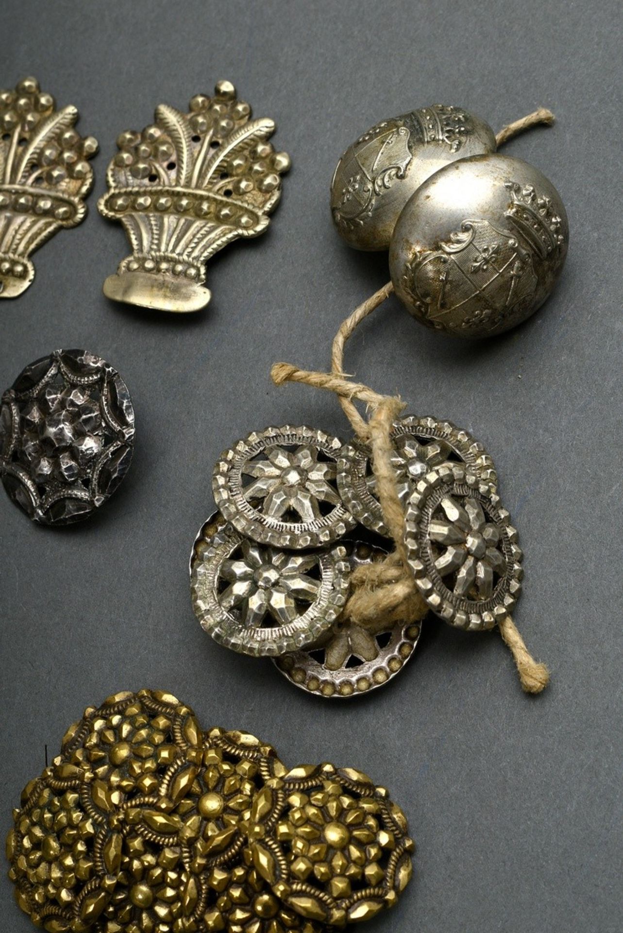 Konvolut diverse Schnallen und Knöpfe mit Diamant Trompe l'oeil, Münzen und Wappen, 18.Jh., Silber  - Bild 3 aus 3
