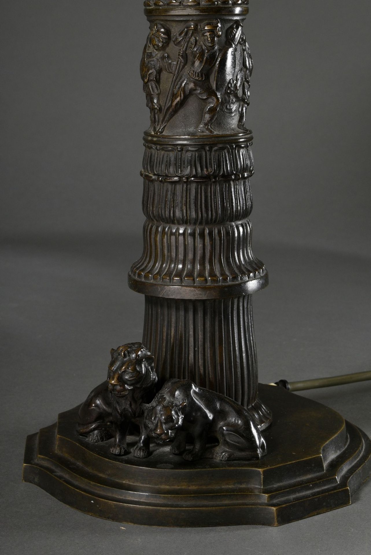 Lamp with bronze base in column form with alternating ornamental and figural friezes "Angels", "Mas - Image 2 of 6