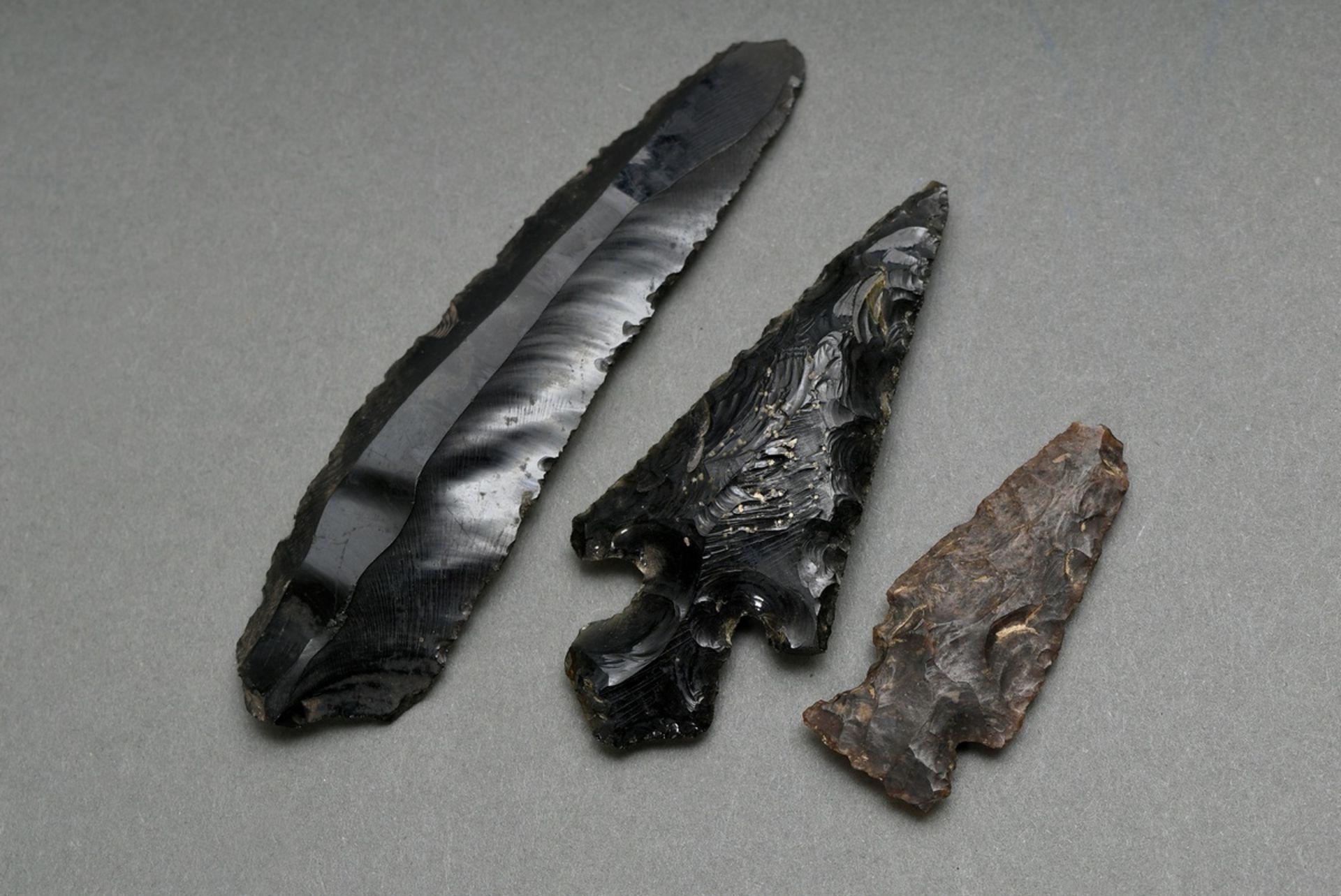 3 Various obsidian implements "blade, arrow- and spearhead", probably Central America, l. 6/10/13,5