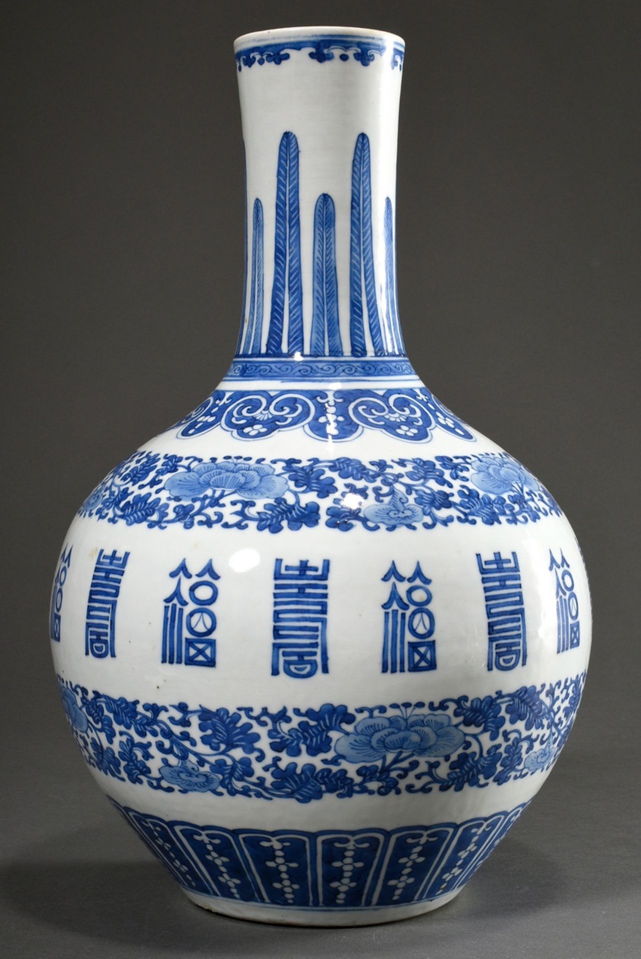 Chinese Tianqiuping porcelain vase with floral blue-and-white painting decoration "vine borders and - Image 2 of 4