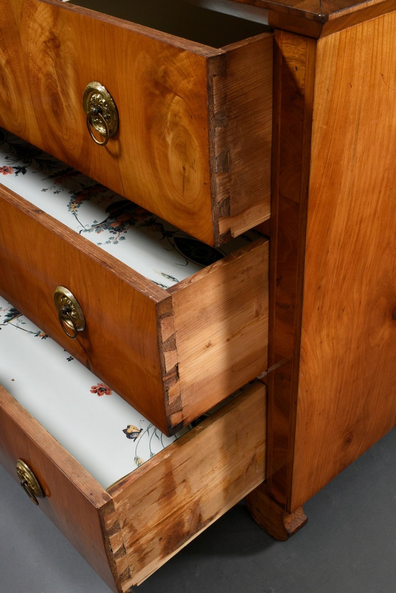 Southern German Biedermeier chest of drawers in simple façon, cherry veneered on softwood, original - Image 4 of 5