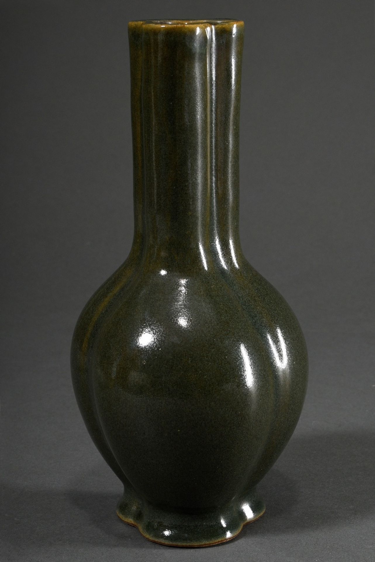 Dreipassige Keramik Vase mit dunkler Teadust Glasur, China, Qing Dynastie, H. 25,4cm