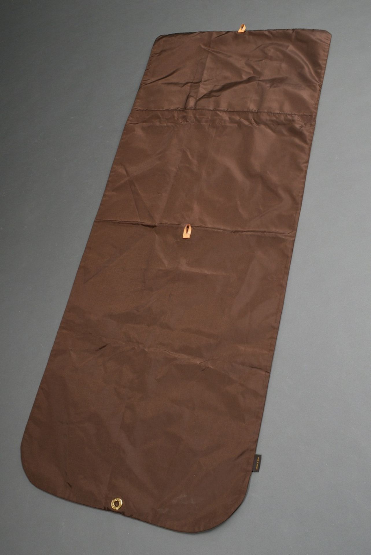 Dunkelbrauner Nylon Louis Vuitton Kleidersack mit heller Lederschlaufe und goldfarbenem Reißverschl - Bild 2 aus 4