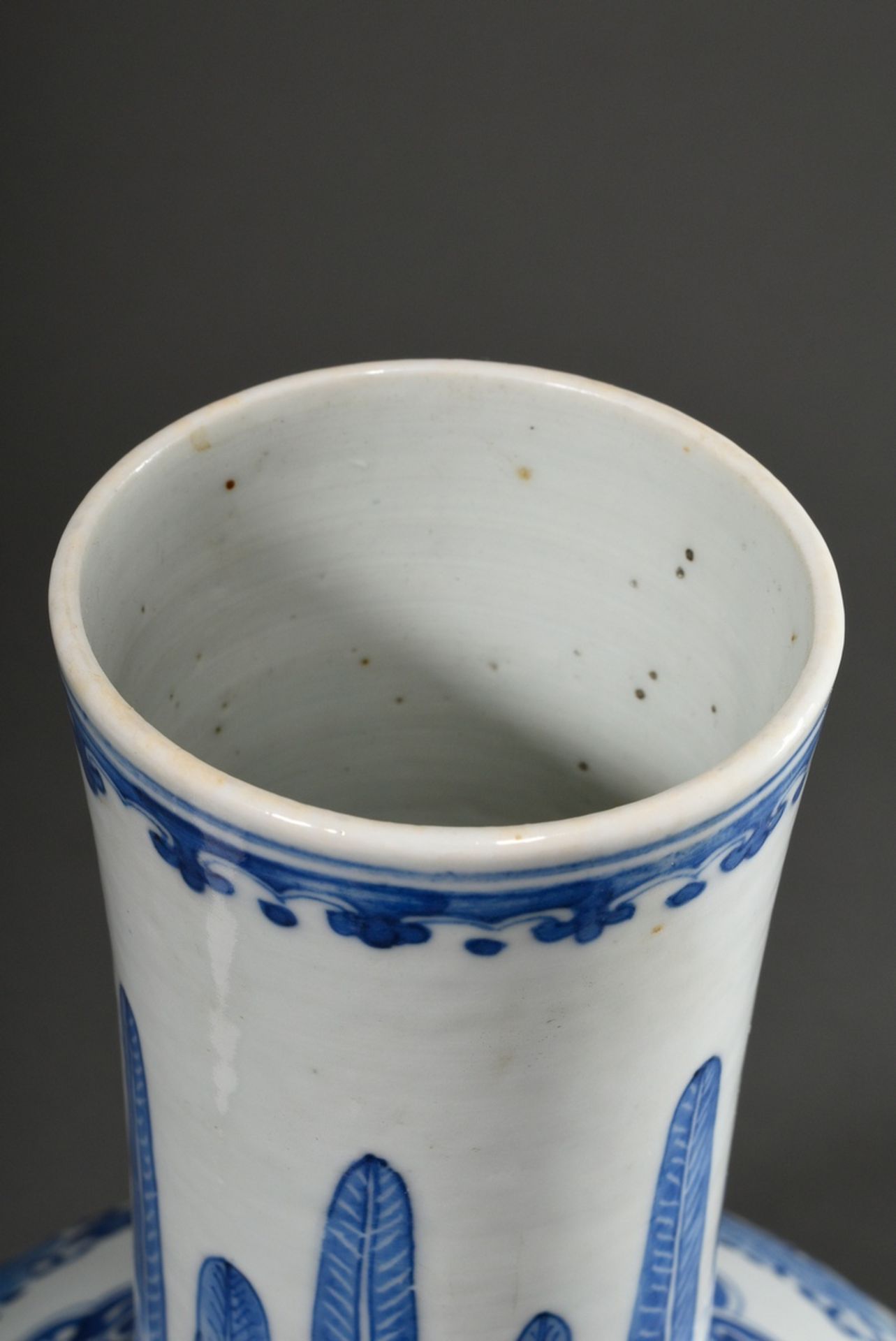 Chinese Tianqiuping porcelain vase with floral blue-and-white painting decoration "vine borders and - Image 3 of 4