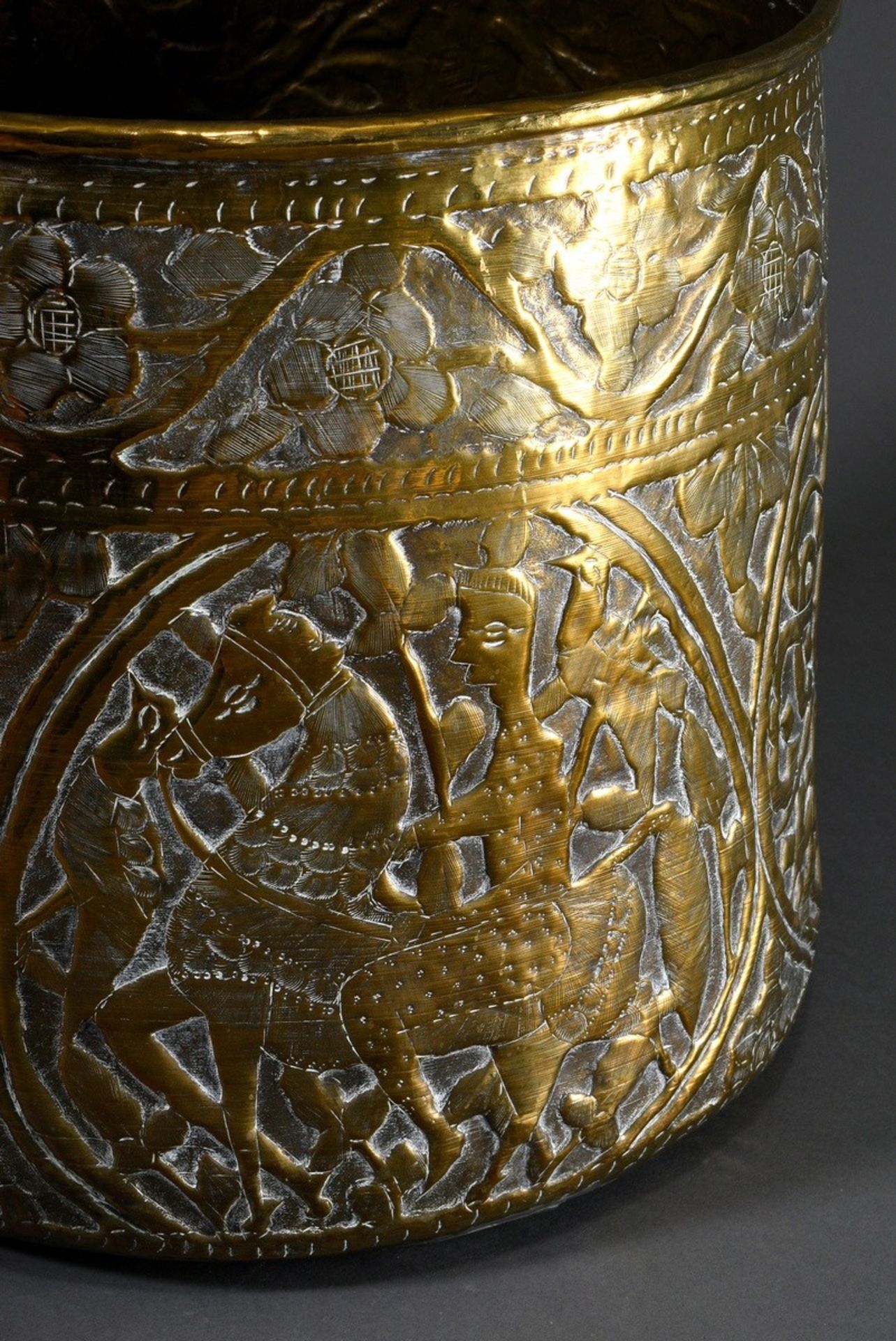 Large brass firewood bucket with chased wall "Arabic characters and figures", around 1900, h. 32cm, - Image 4 of 7